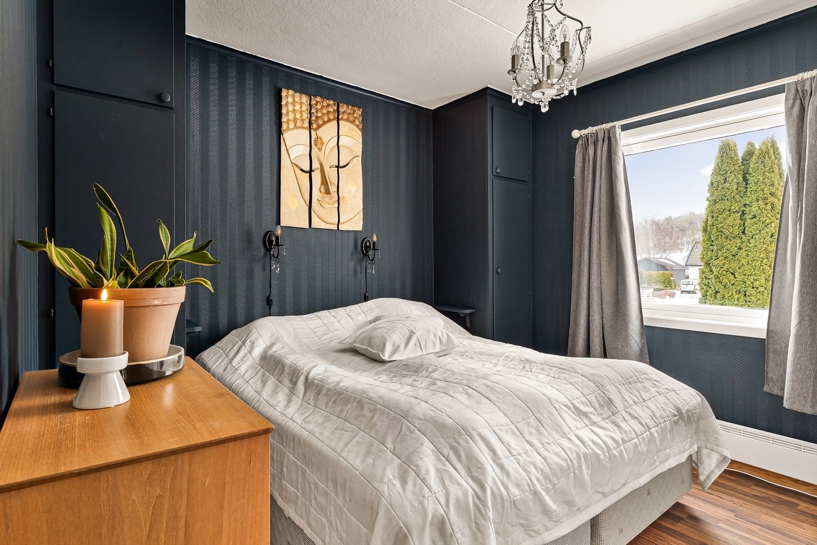 Hovedsoverom med stor skyvedørsgarderobe Galleribilde