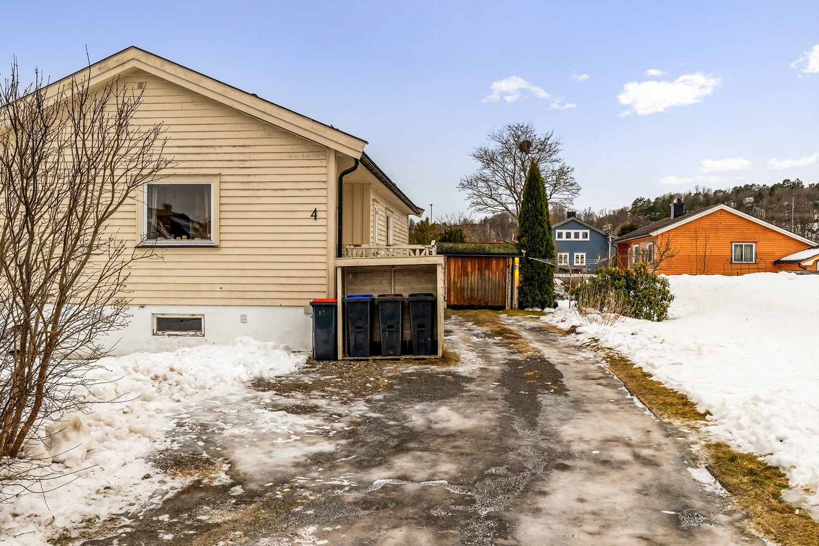 Gårdsplass og en enkel garasje Galleribilde