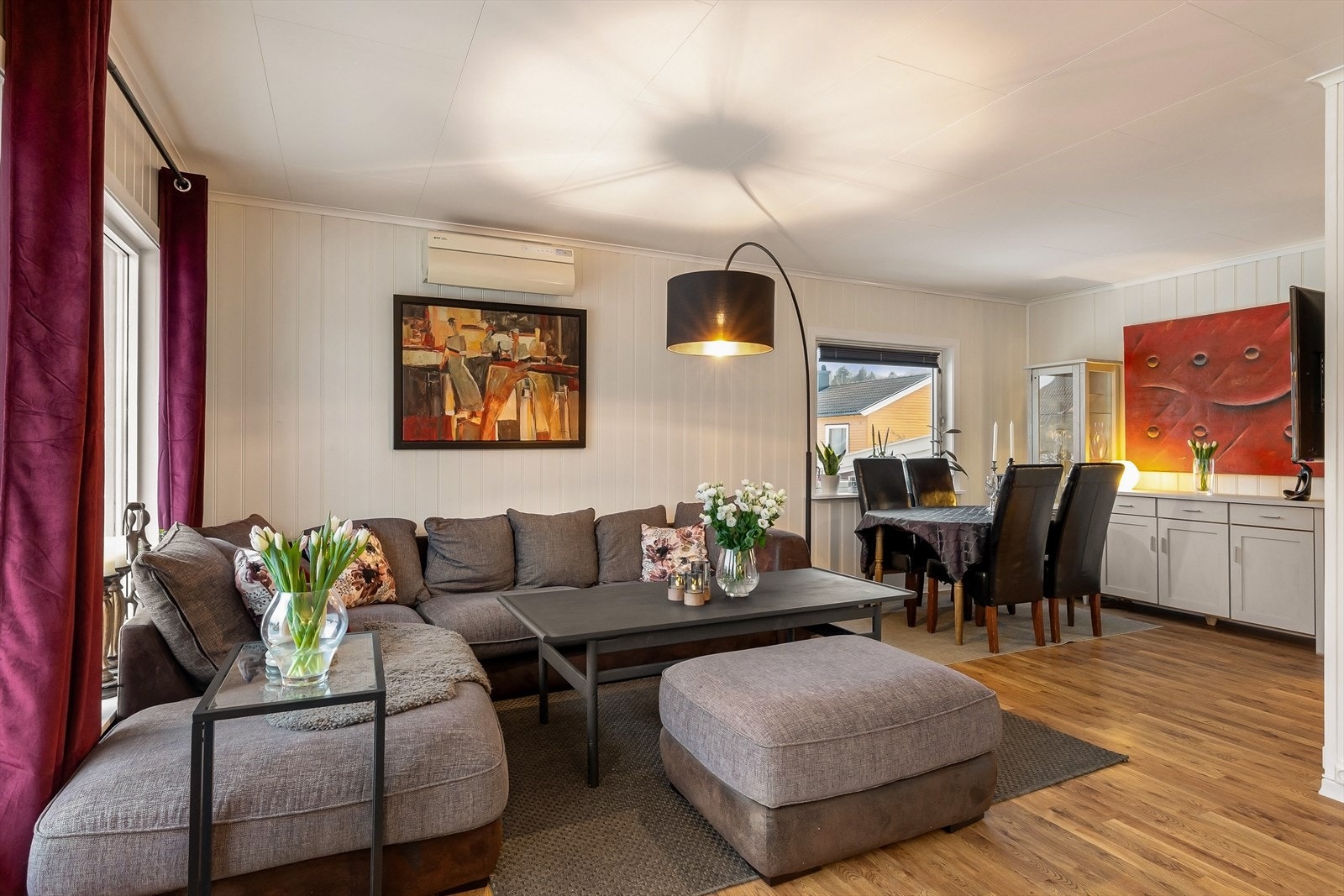 Lys vinkelstue med peisovn og utgang til terrasse Galleribilde