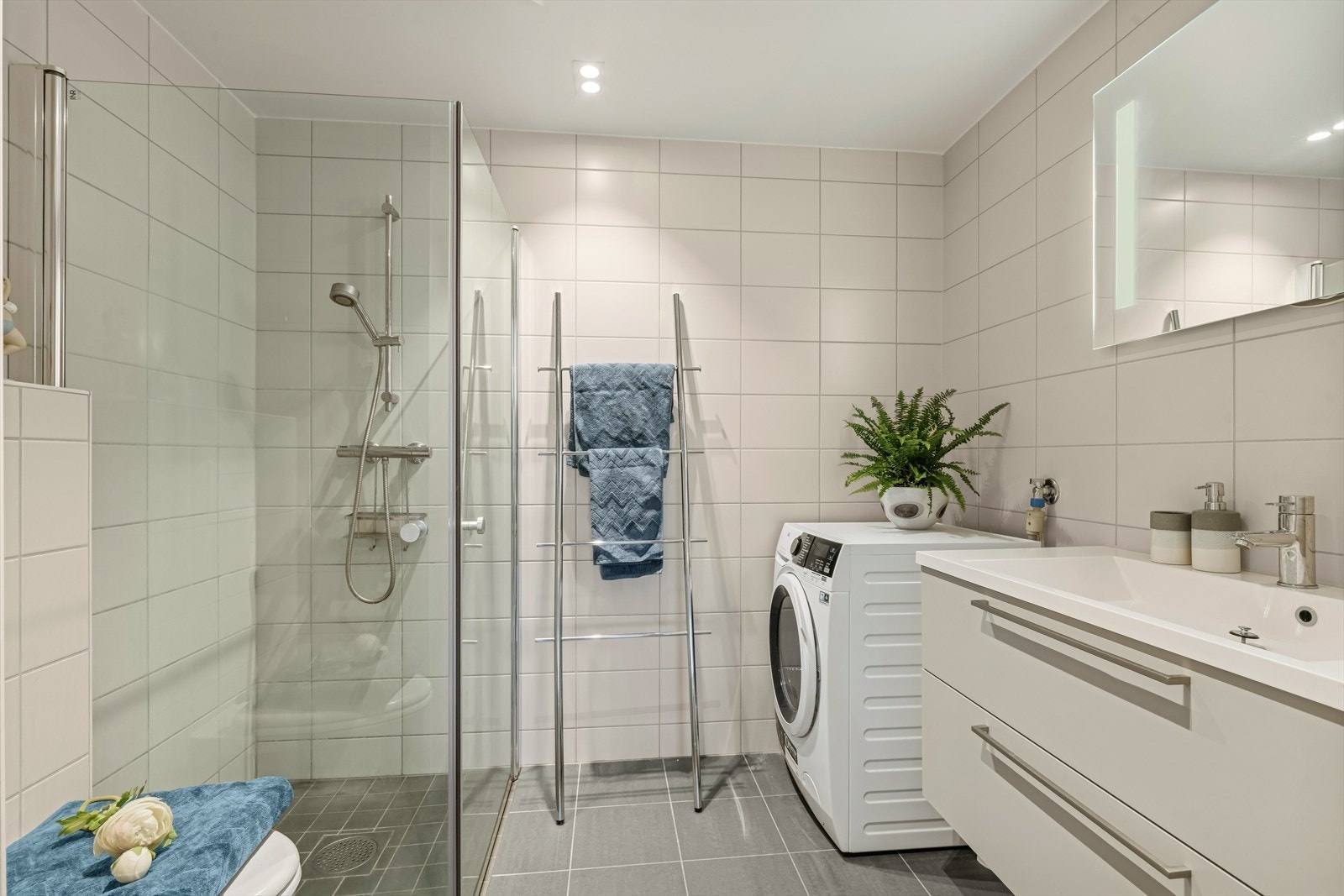 Moderne og stilrent bad i tilknytning til hovedsoverom. Galleribilde