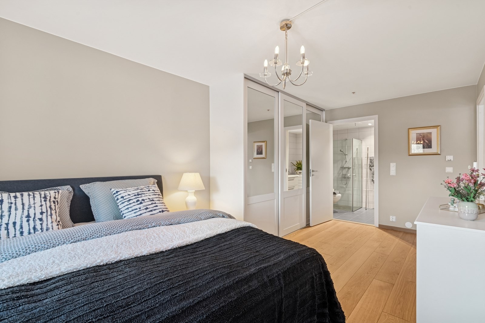 Fra hovedsoverommet er det direkte tilgang til eget baderom. Galleribilde