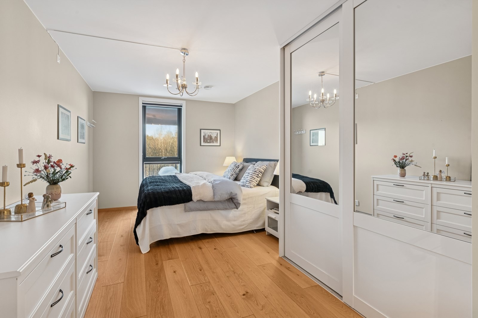 Hovedsoverommet er av svært god størrelse og har stor skyvedørsgarderobe. Galleribilde