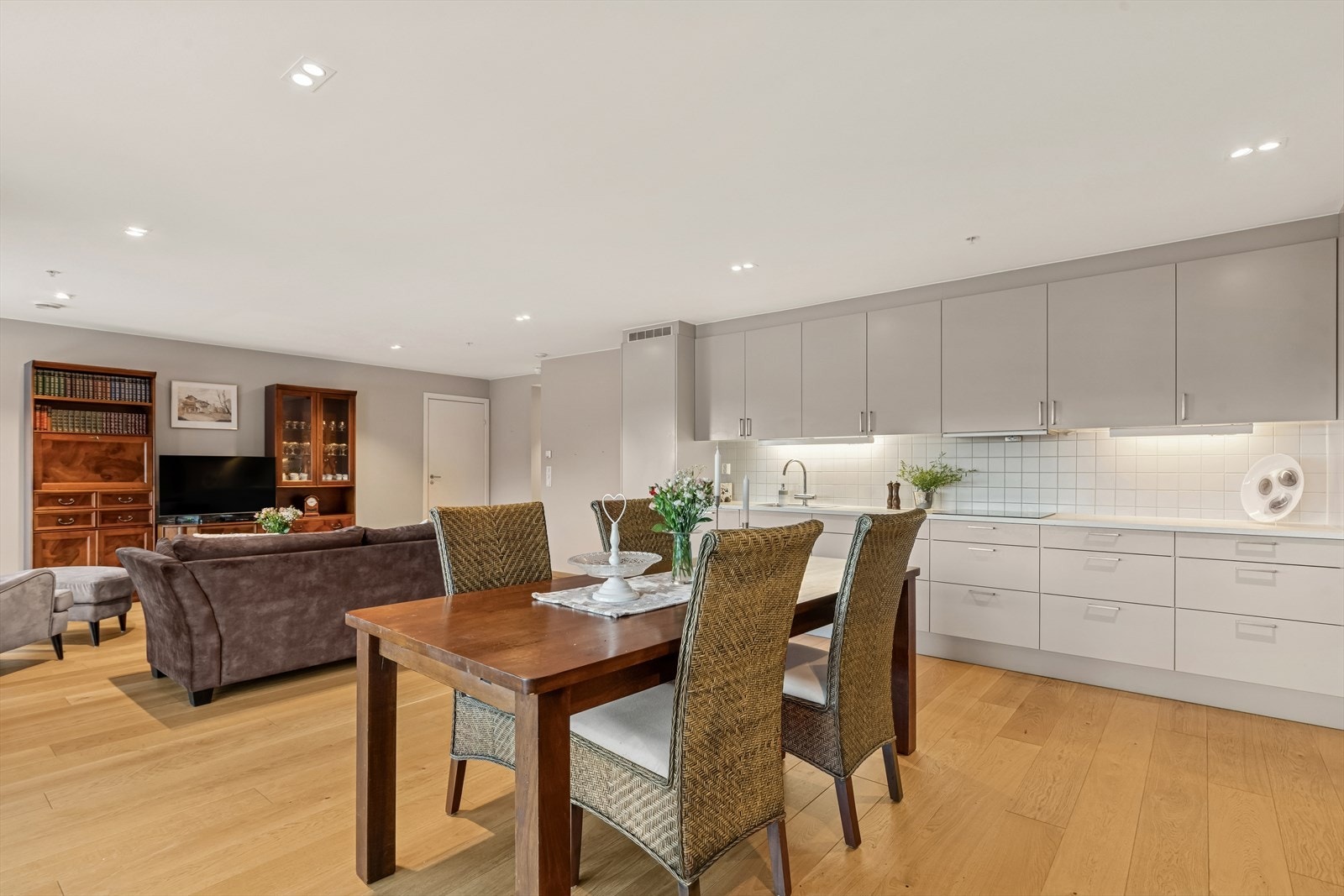 Stue og kjøkken i åpen sosial sone. Galleribilde