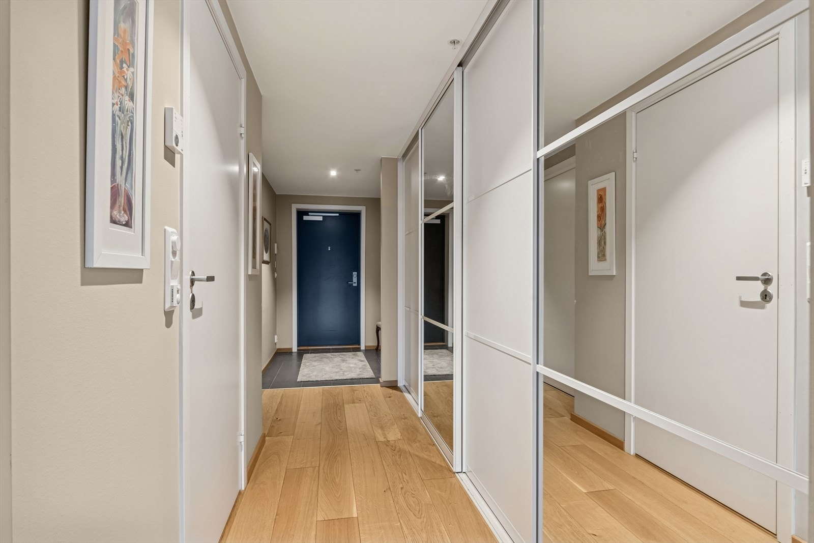 Det er svært rikelig med oppbevaring i stor skyvedørsgarderobe. Galleribilde