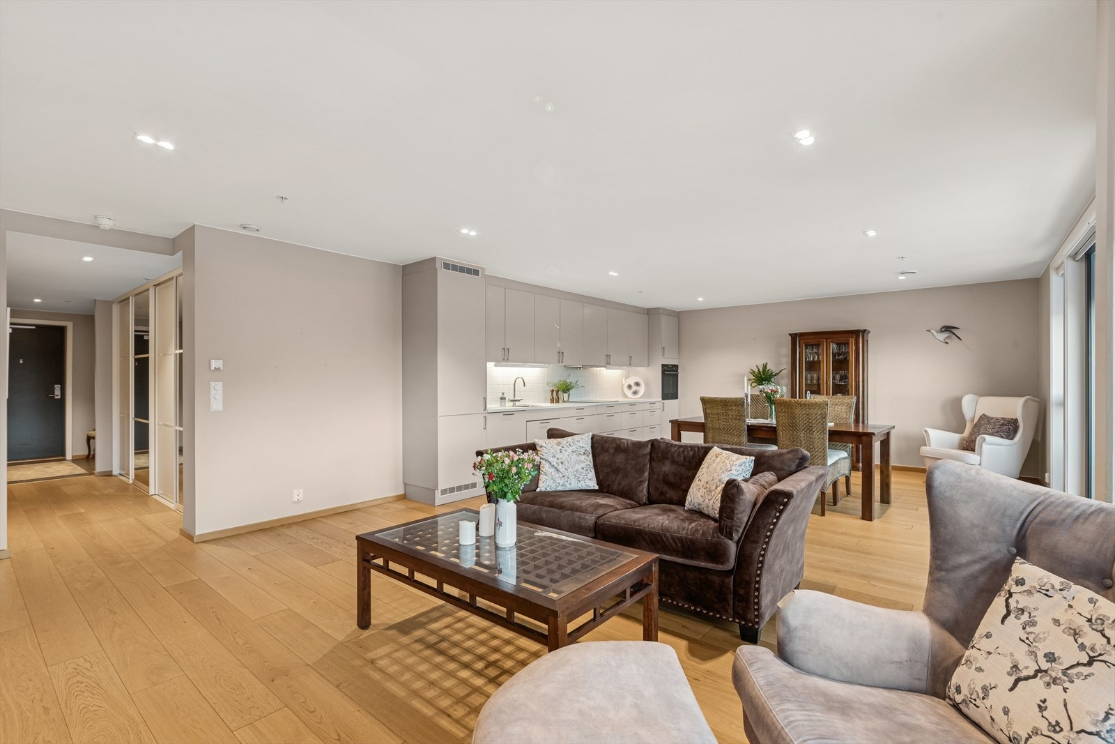 Stue og kjøkken i åpen løsning med god plass til flere sosiale soner. Galleribilde