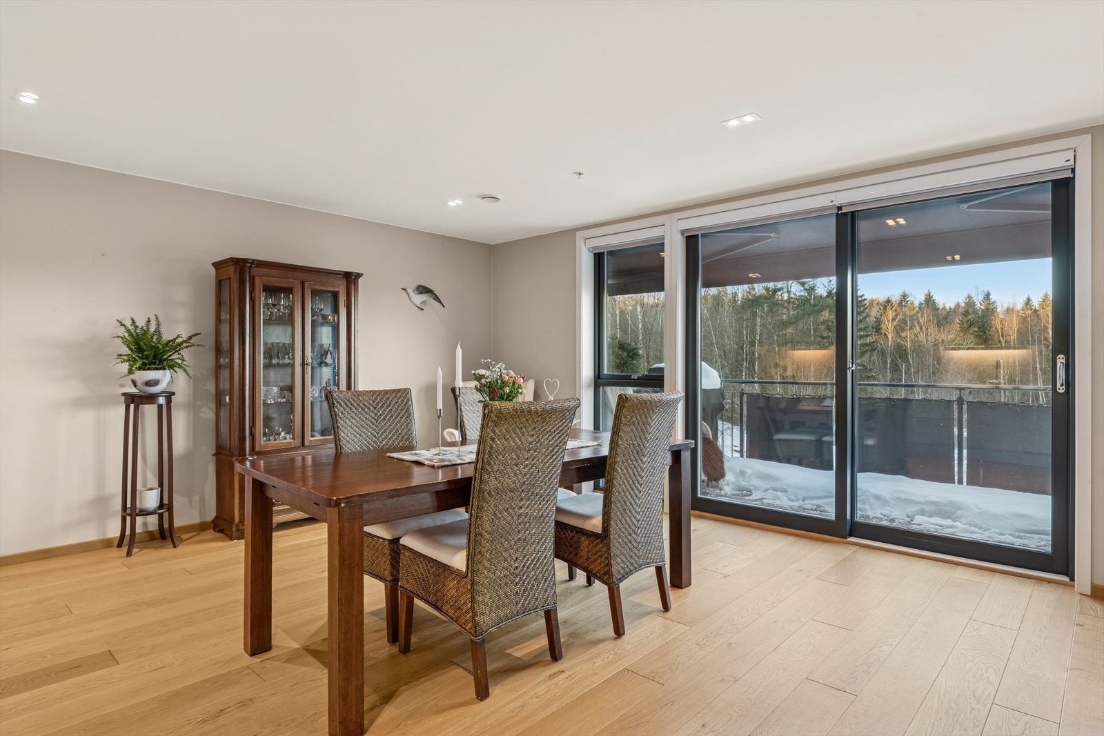 Spisestue med skyvedører som åpner opp mot balkongen. Galleribilde