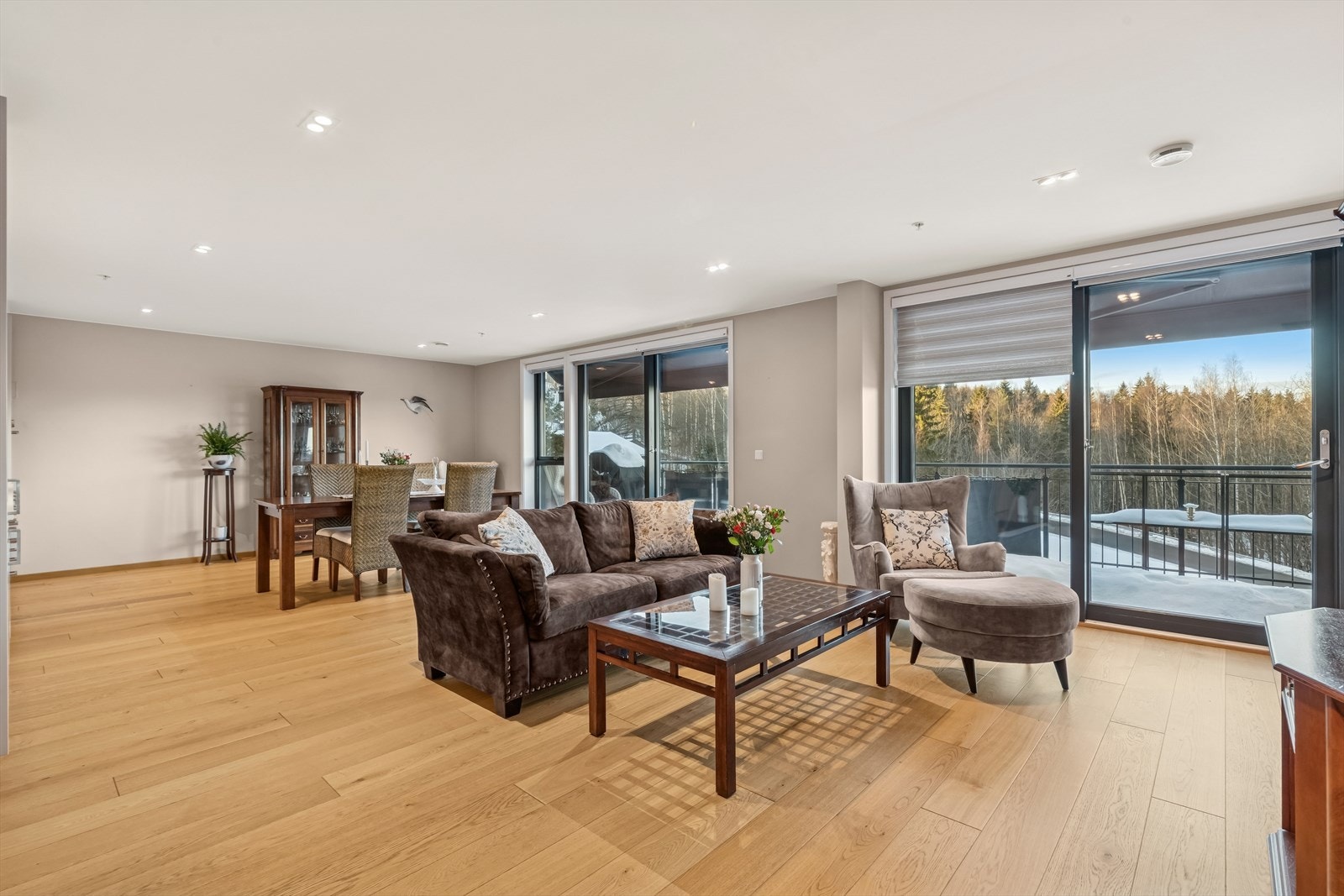 Stuen er svært lys og romslig med skyvedører som åpner opp mot balkongen. Galleribilde