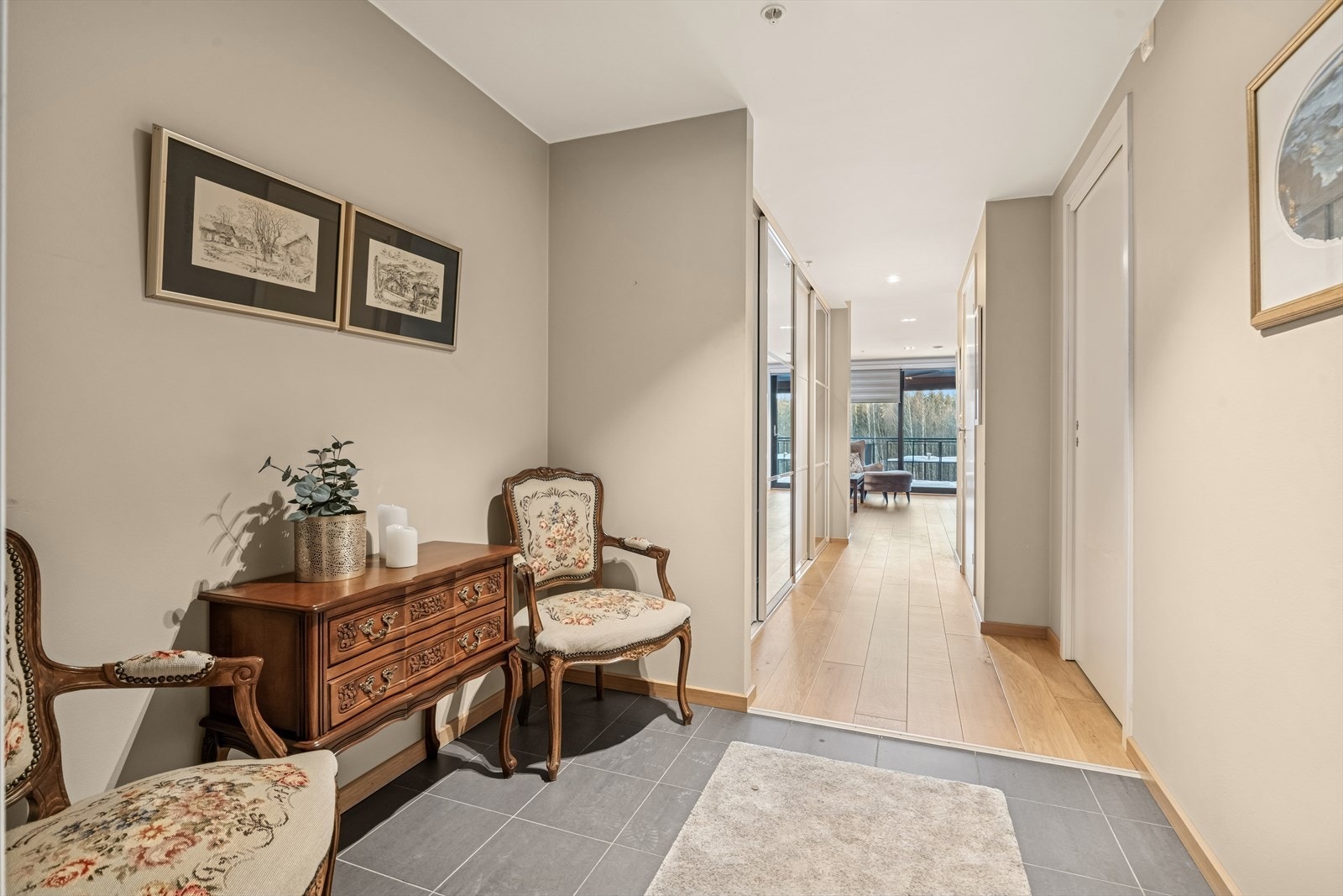 Gjennomgående og lys leilighet med store luftige rom. Galleribilde