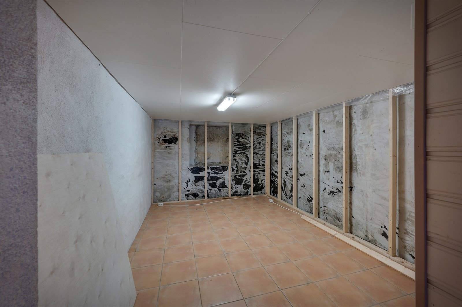 - Underetasjen måler 90m² og inneholder garasje, utv. teknisk rom, mellomgang, 3 boder og hall m/trapp - Galleribilde