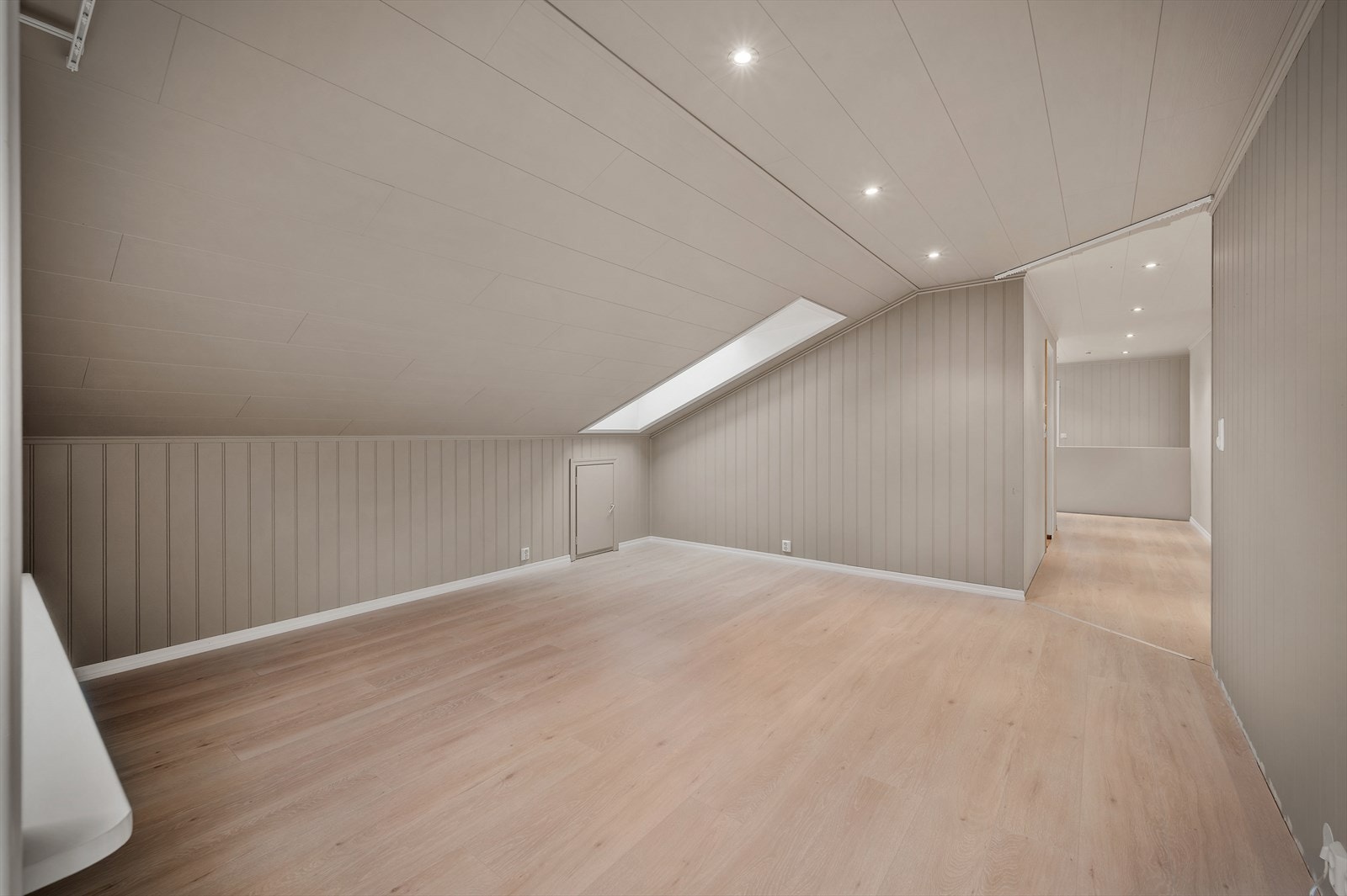 - Merk spotter i himling som skaper et moderne inntrykk - Galleribilde