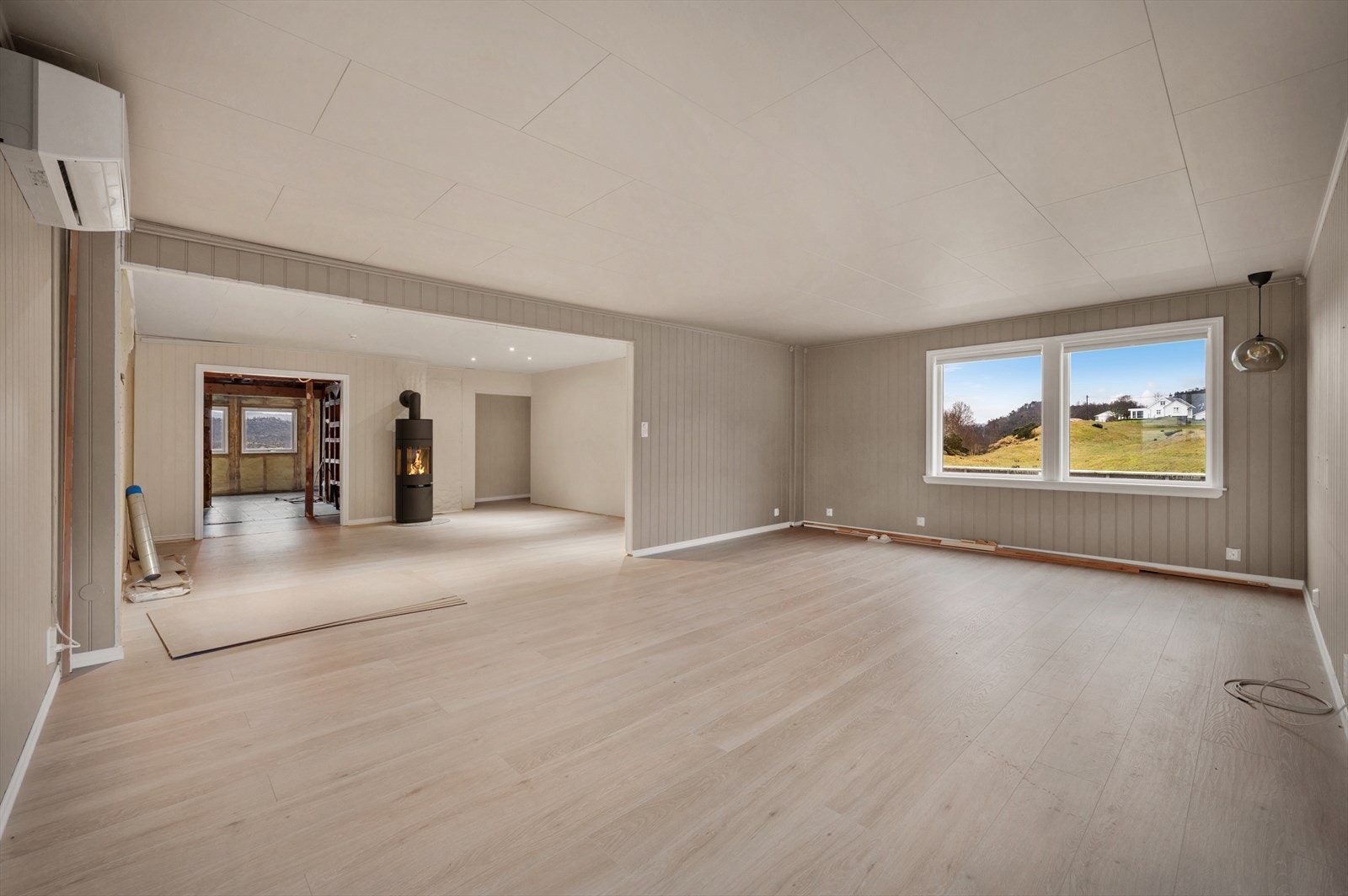 - Boligen har både peis og varmepumpe. Dette bidrar til lavere strømutgifter og ekstra hygge - Galleribilde