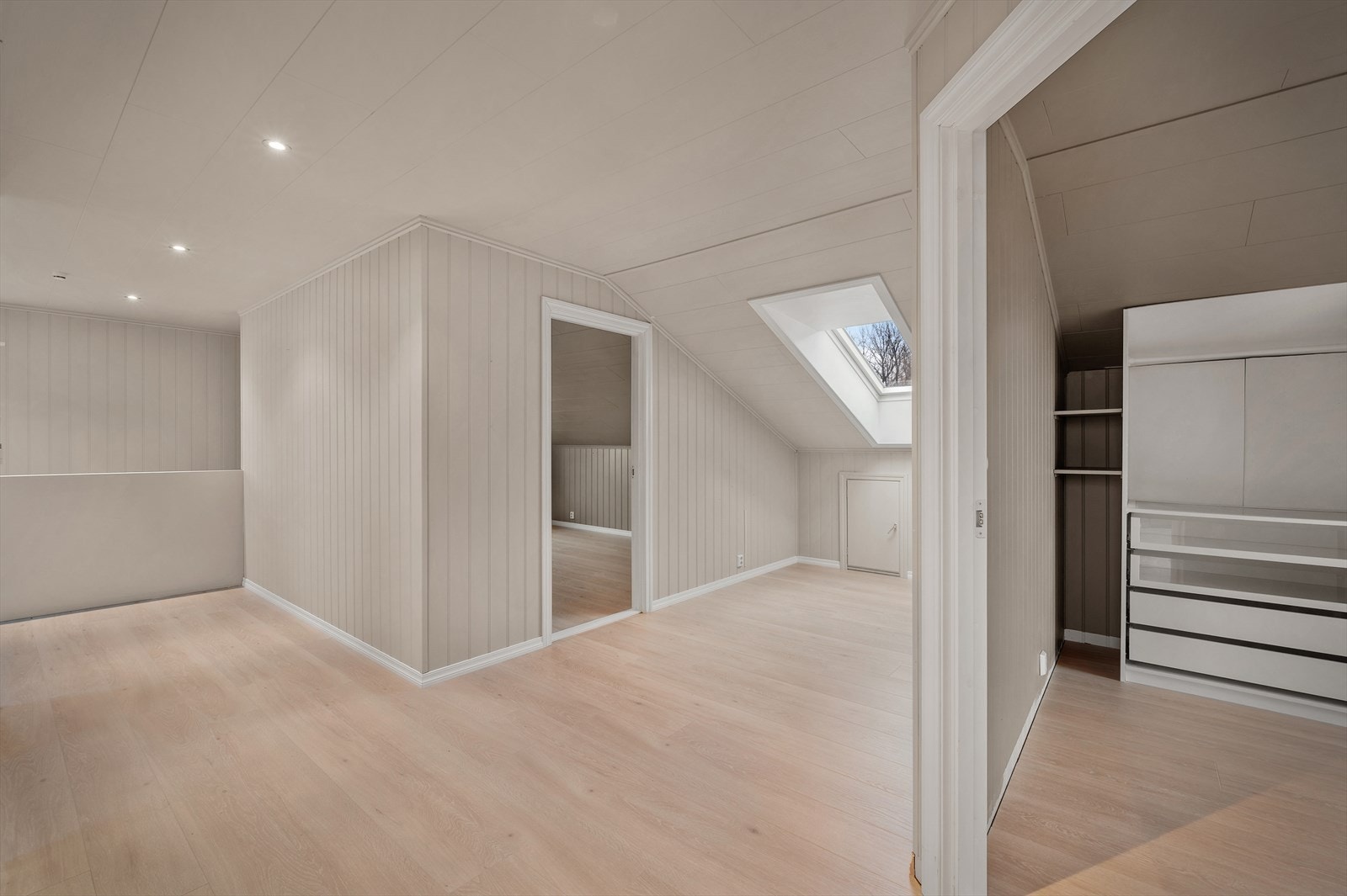 - Loftsetasjen måler 80m² og inneholder hall m/trapp, gang, 2 soverom, loftsstue og uinnredet bad - Galleribilde