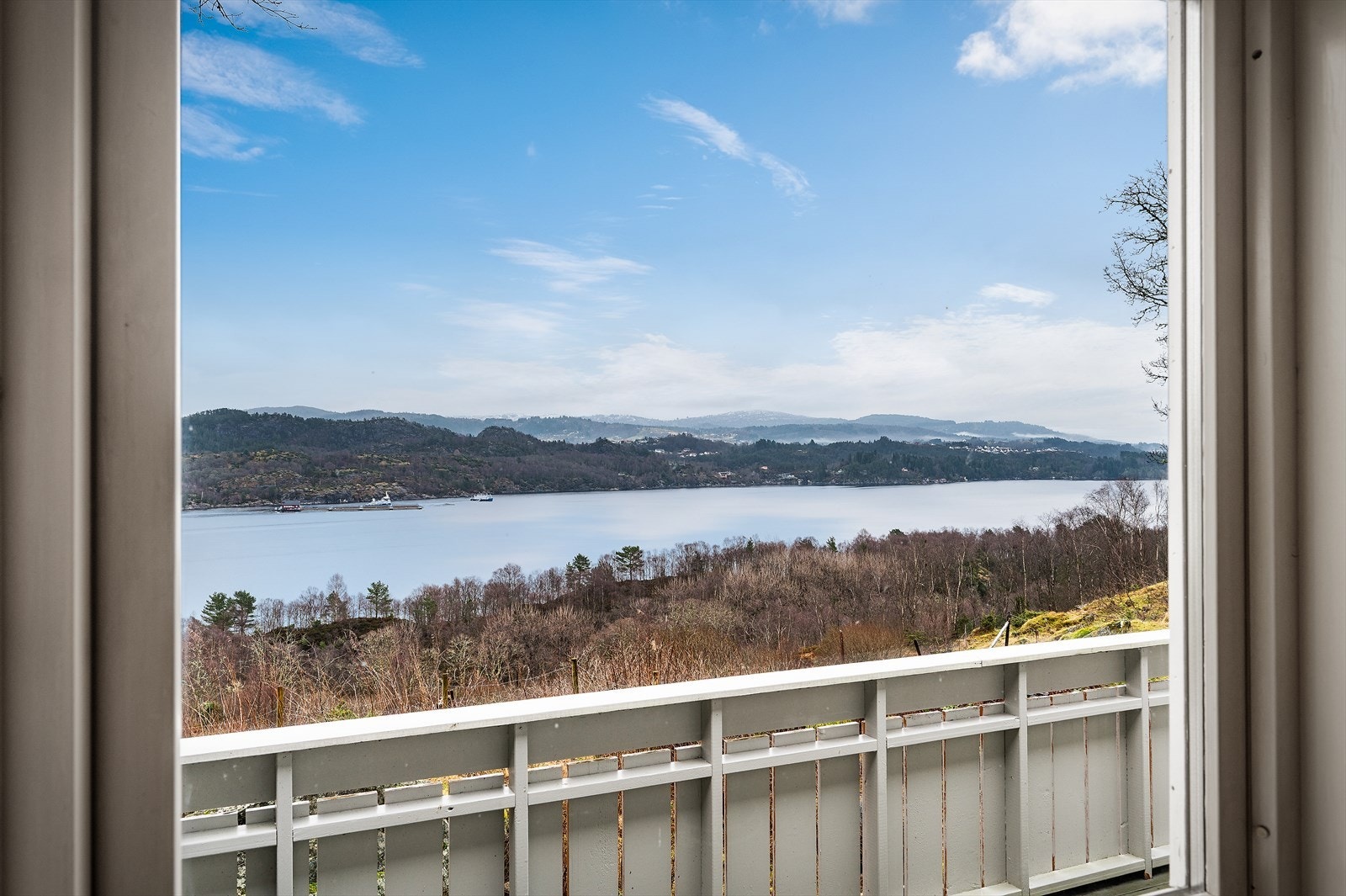 - Balkongen måler 8m² og har nydelig sjøutsikt - Galleribilde