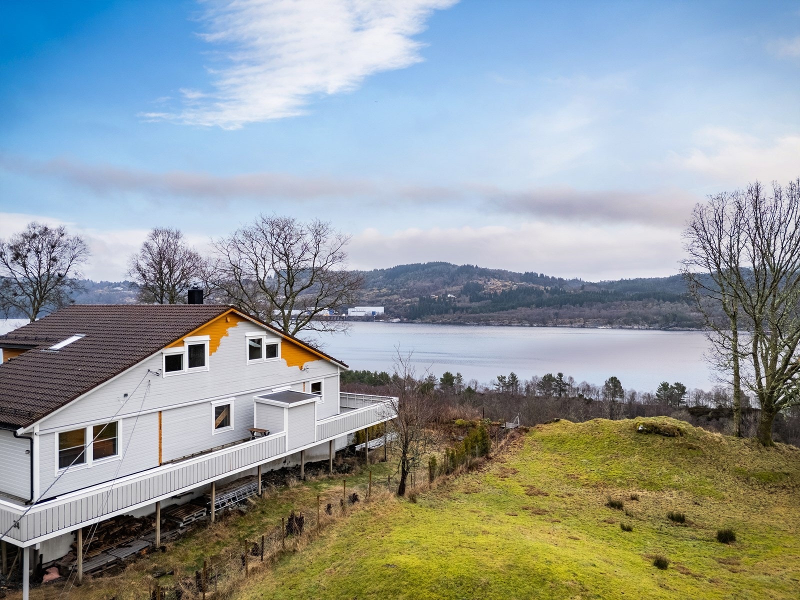 - Eiendommen har en stor, opparbeidet tomt som måler 1 908,5m² - Galleribilde