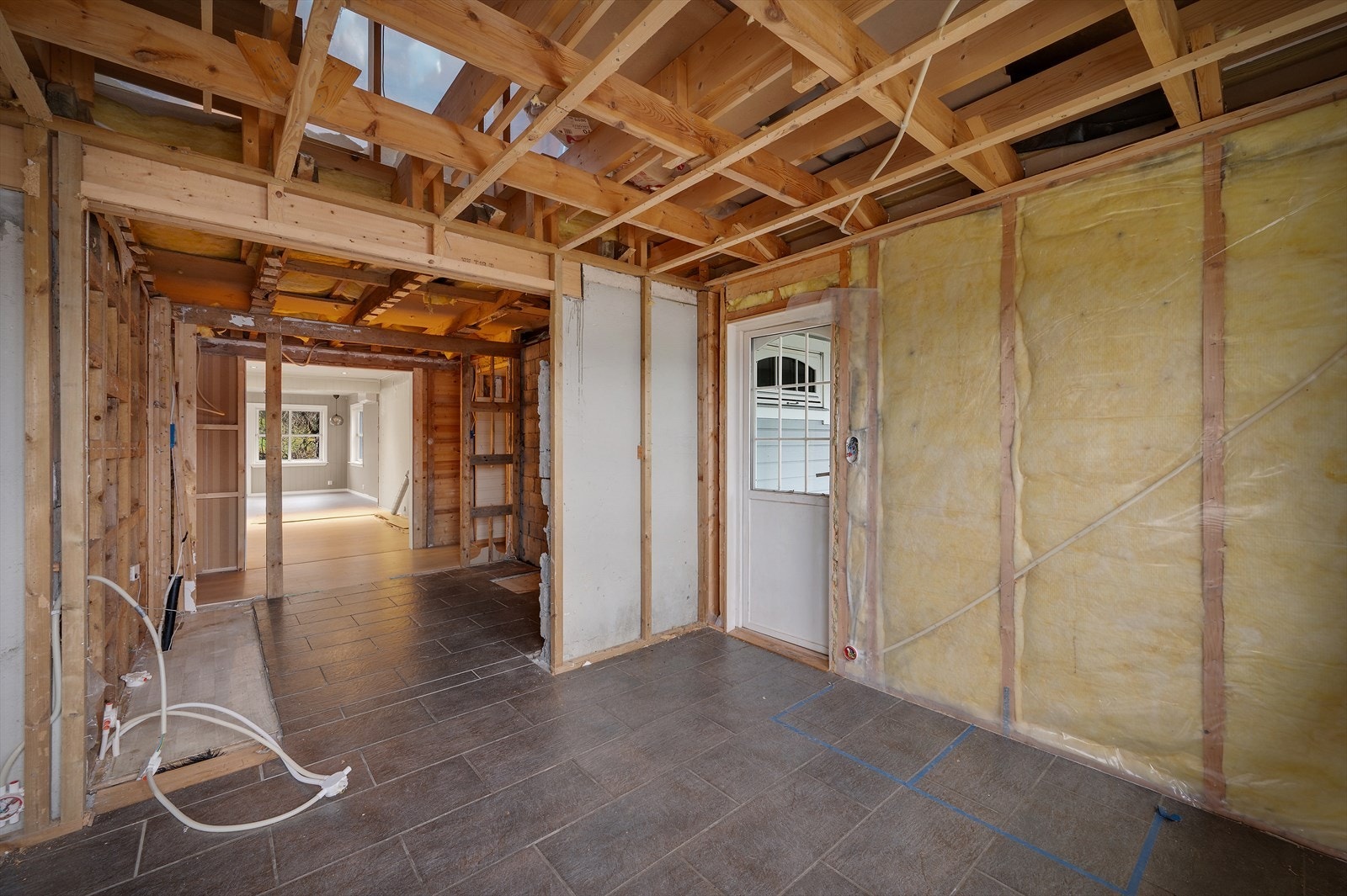 - Fra kjøkkenet er det direkte tilkomst til terrassen - Galleribilde