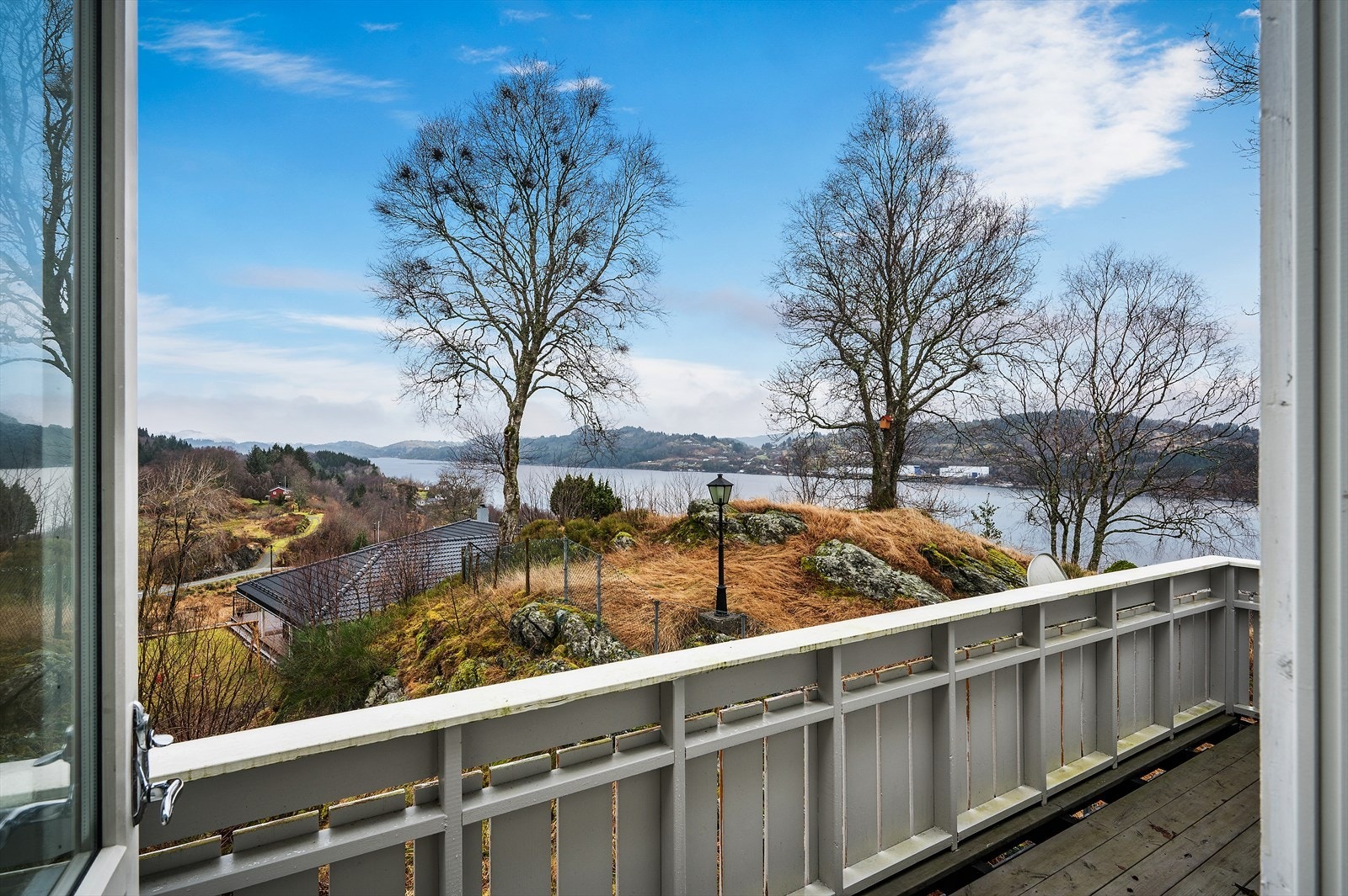 - Fra loftsstuen er det direkte adkomst til en herlig balkong - Galleribilde