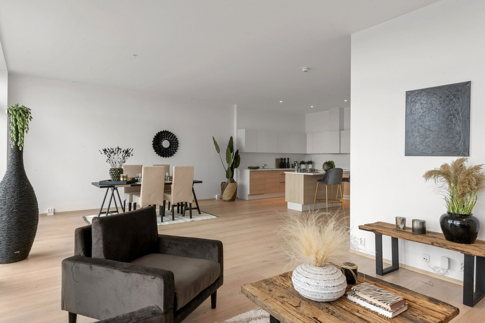 Den åpne planløsningen mellom stue og kjøkken er både innbydende og praktisk Galleribilde