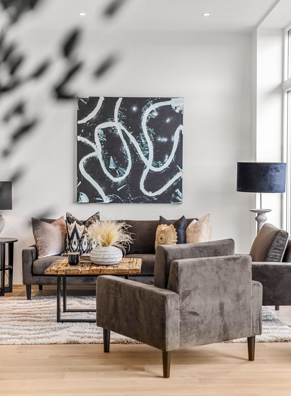 Gjennomgående planløsning og god takhøyde gjør dette til et attraktivt hjem med luftig atmosfære og smarte løsninger Galleribilde