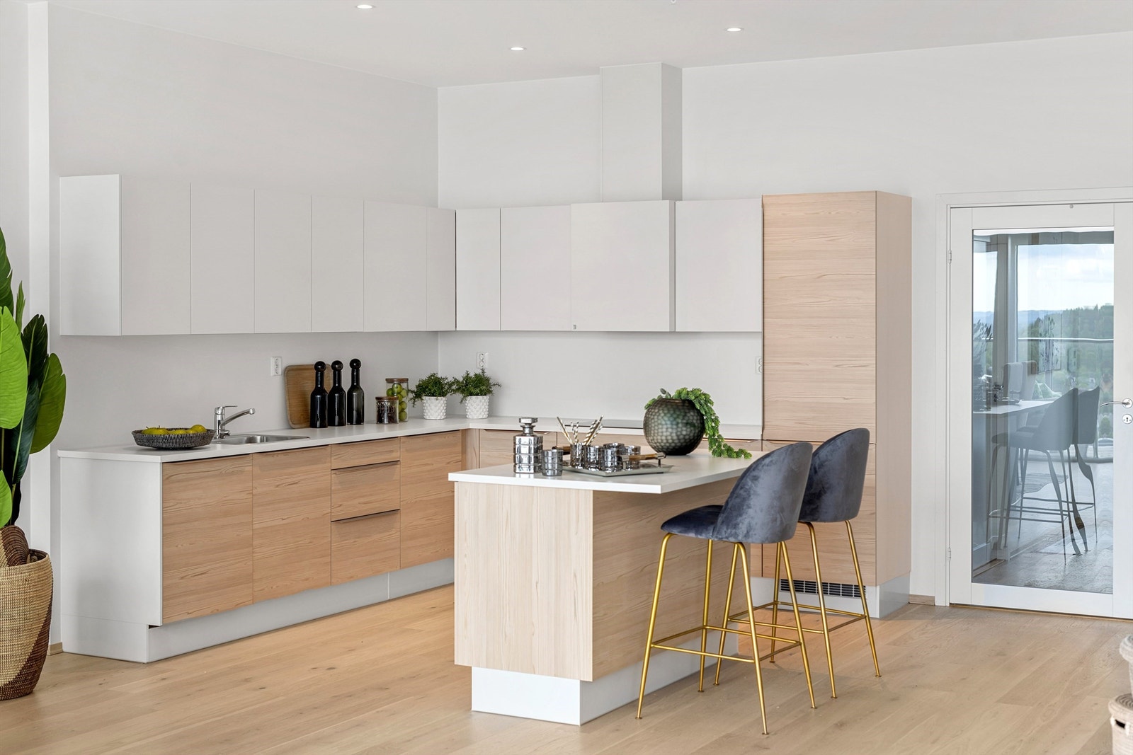 Videre er det integrert platetopp, stekeovn, og oppvaskmaskin, samt kjøl- og fryseskap Galleribilde