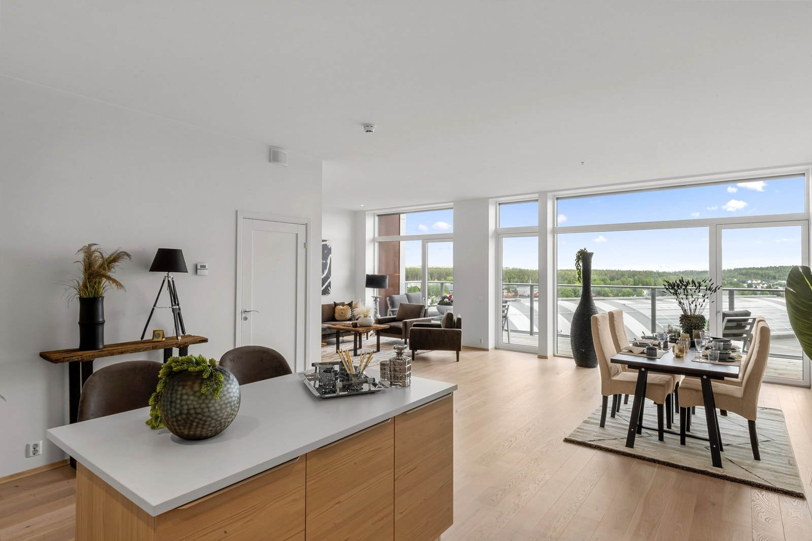 Meget gode vindusflater fra tak til gulv byr på rikelig med naturlig lys og utsikt Galleribilde