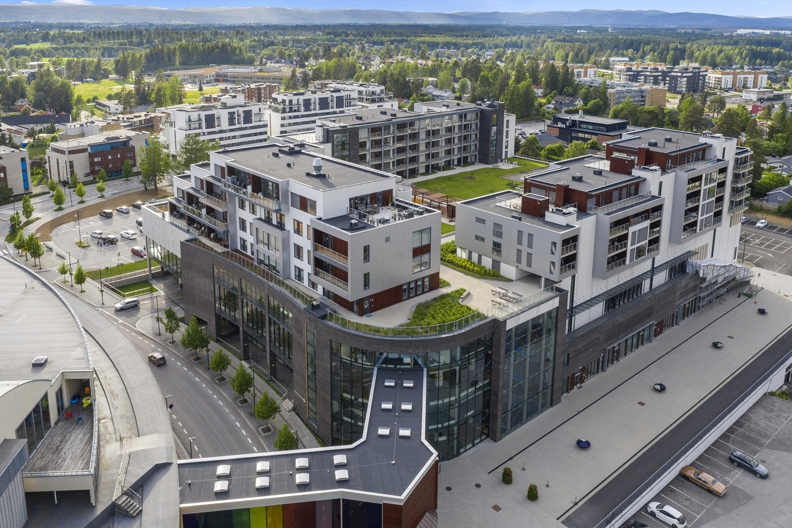 Området har kort vei skoler, barnehager og offentlig kommunikasjon, samt et rikt utvalg av fasiliteter og servicetilbud Galleribilde