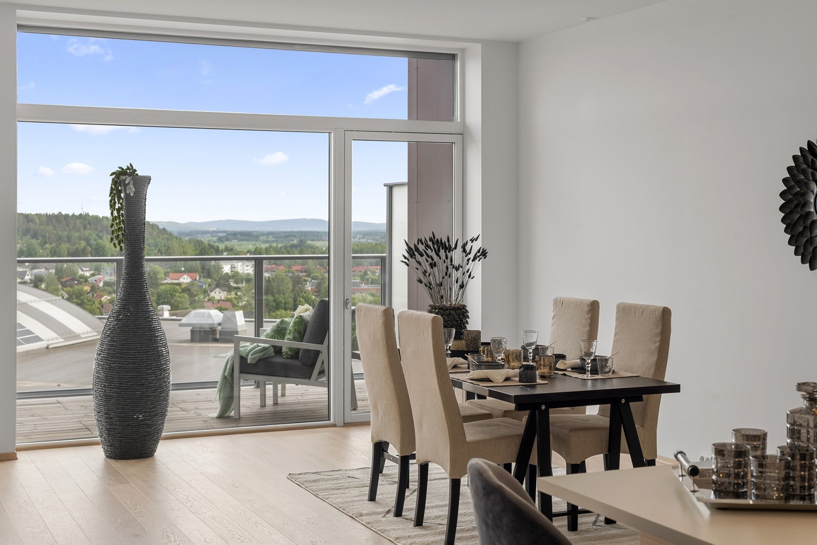 Store vindusflater byr på mye lys og luftighet i leiligheten Galleribilde