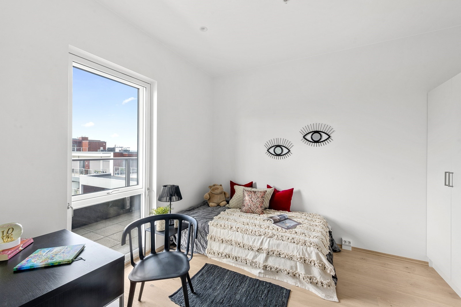 Begge soverom er av god størrelse og har enstavs parkett på gulv, lysmalte vegger og store vinduer Galleribilde