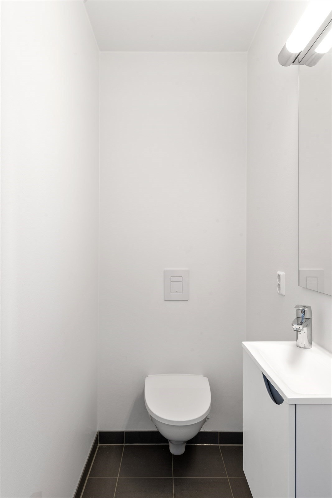 Leiligheten har også et separat toalettrom med adkomst fra entré Galleribilde