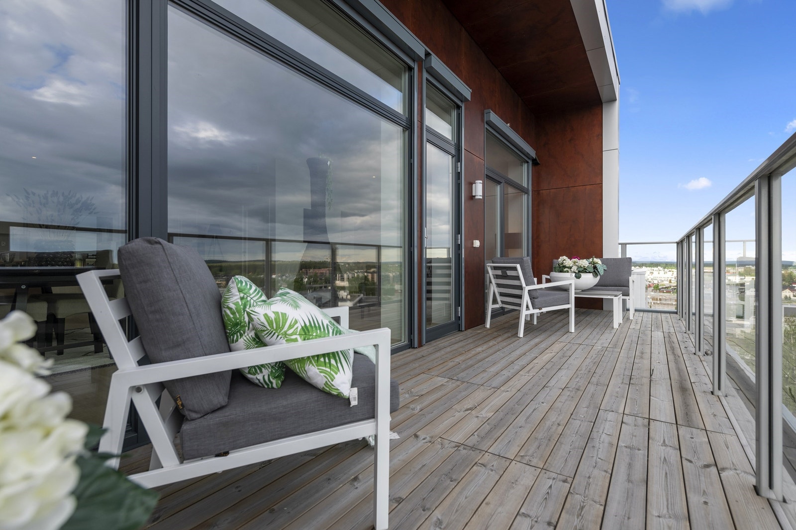 Fra stuen er det utgang til flott balkong på ca 19 kvm med utsikt Galleribilde