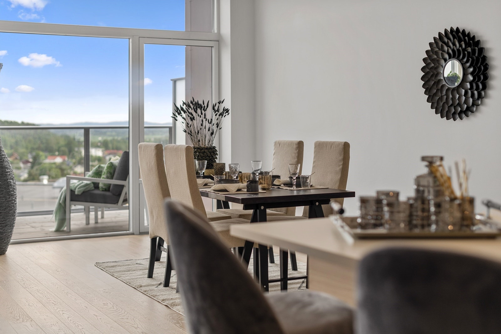 Det er plass for en stor spisegruppe - Foto: Sebra Eiendomsfoto v/Sindre Lundvoll Galleribilde