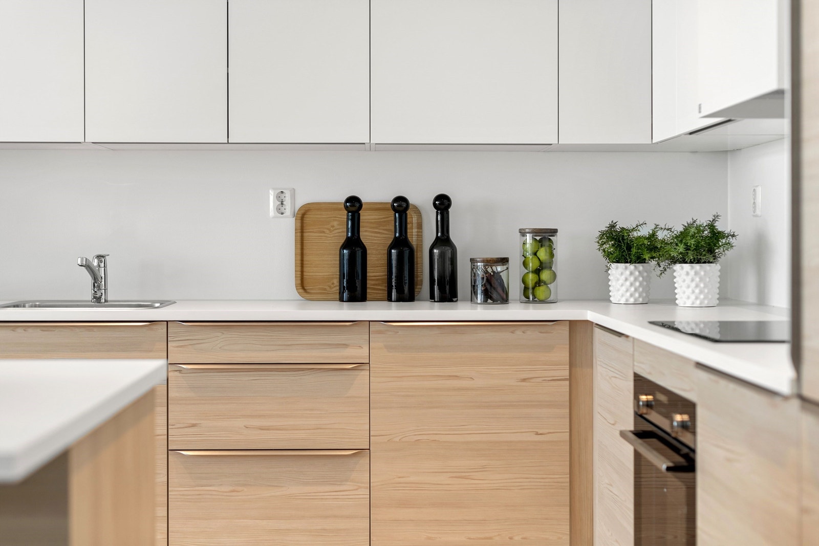 Innredningen har også hvit benkeplate i laminat, oppvaskkum i stål, og aquastop montert i benken Galleribilde