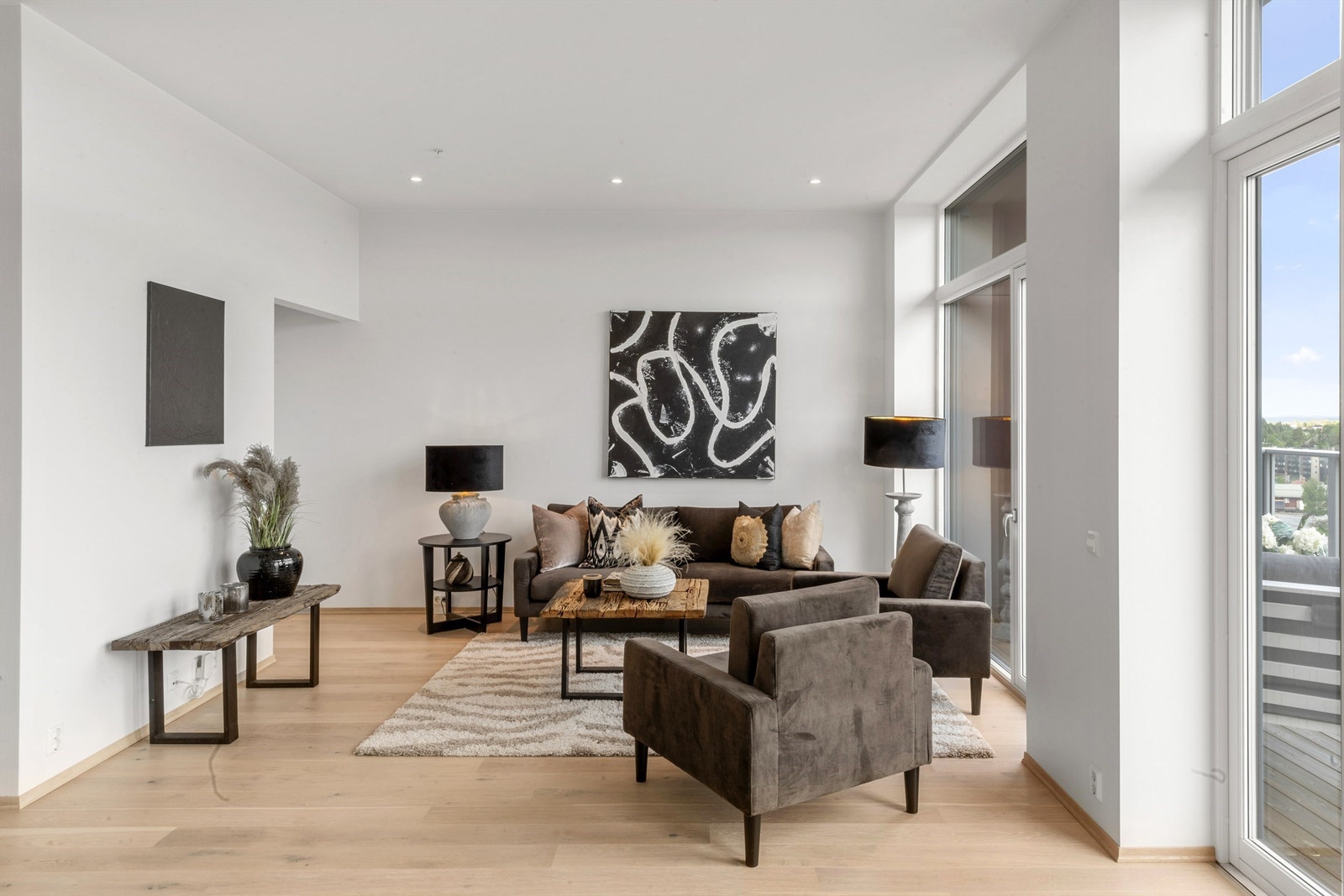 Stuen er boligens naturlige samlingspunkt og inviterer til hyggelige sammenkomster Galleribilde