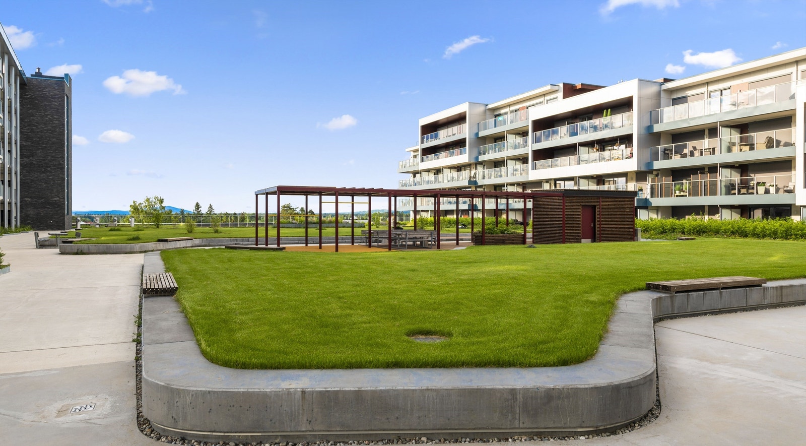 Sameiet har flotte fellesarealer med en skjermet takpark mellom byggene Galleribilde