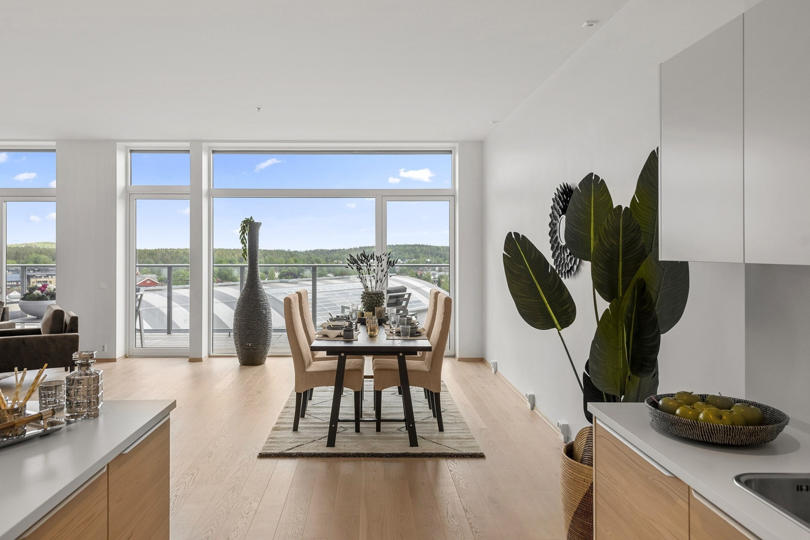 Fra stuen er det utgang til en meget pen balkong hvor den vidstrakte utsikten kan nytes Galleribilde