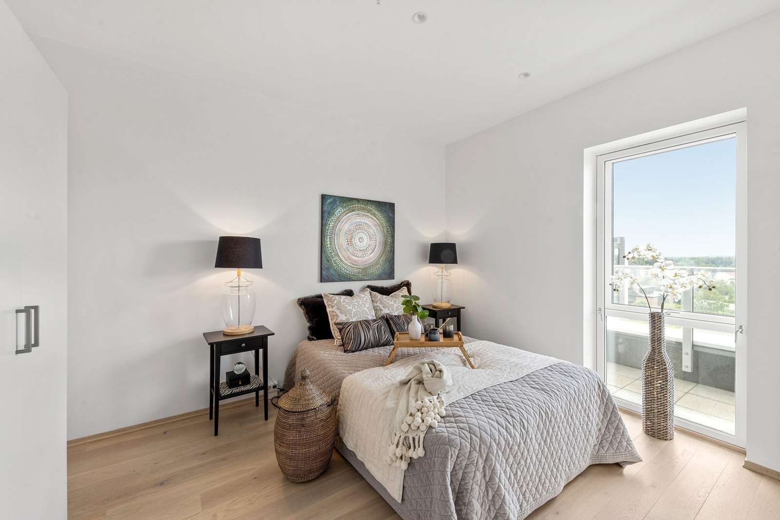 Leiligheten har to soverom med tilhørende hvite garderobeskap Galleribilde