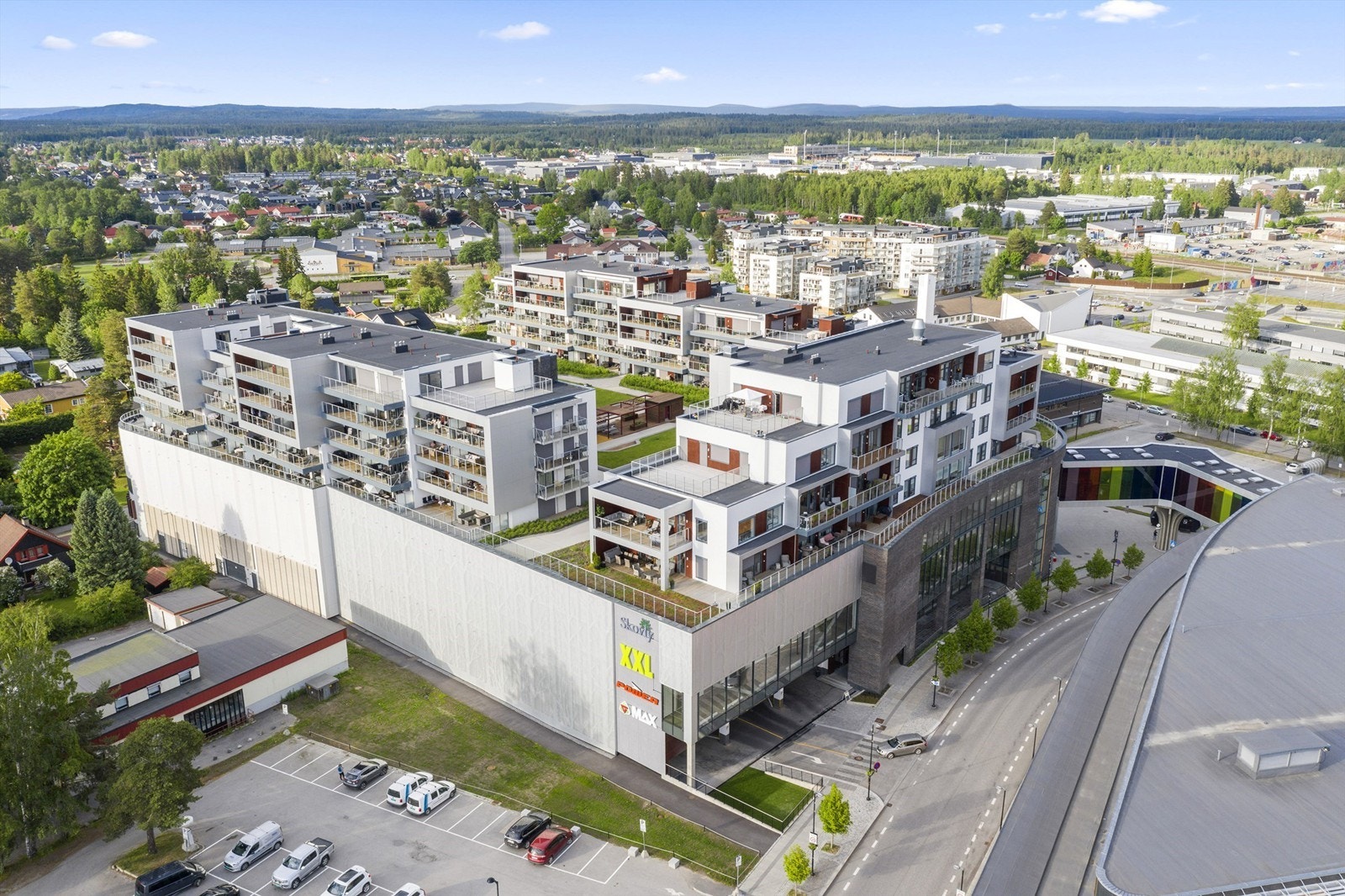 Jessheim sentrum har både togstasjon og bussterminal med hyppige avganger til Oslo Lufthavn og gode togforbindelser videre Galleribilde