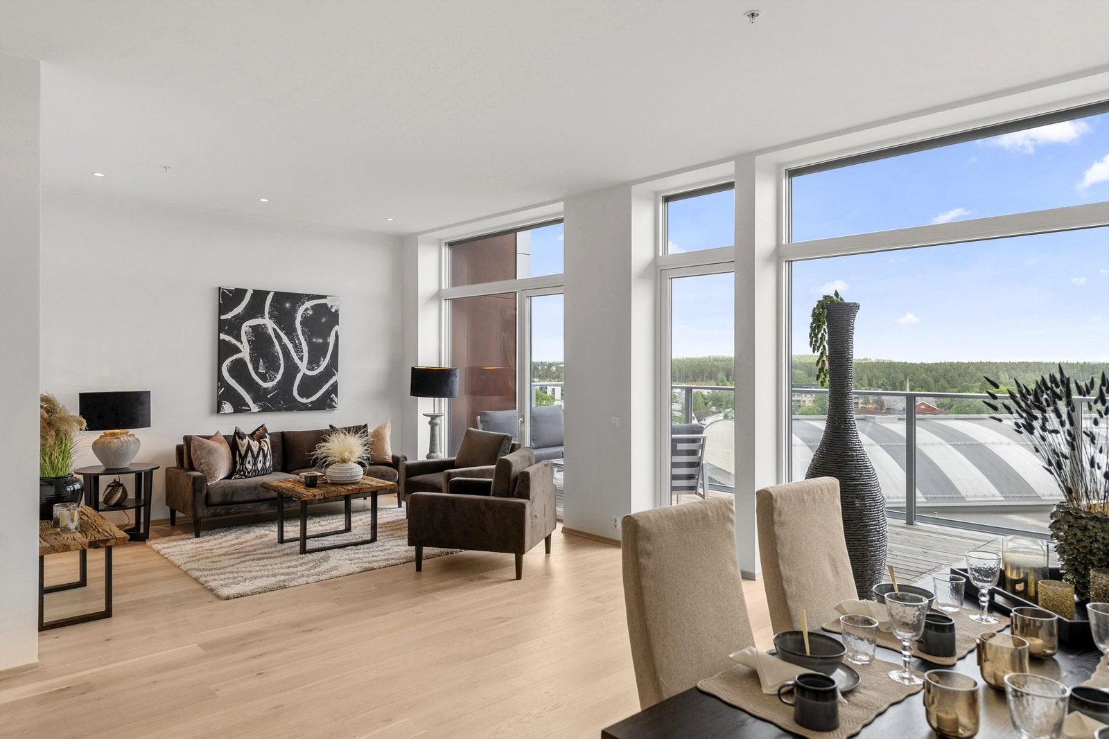 Det er godt med plass for sofaløsning, spisebord og tilhørende møblement Galleribilde