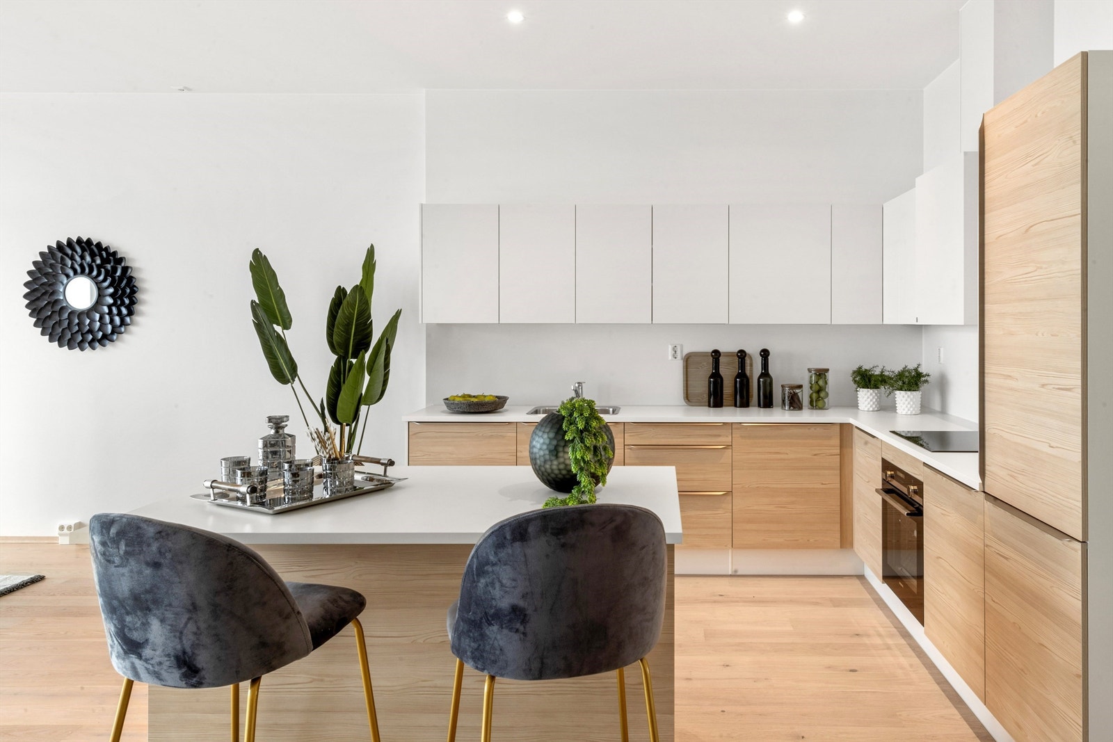 En pen kjøkkenøy gir både ekstra lagringsmuligheter, arbeidsrom og en fin spiseplass for to Galleribilde