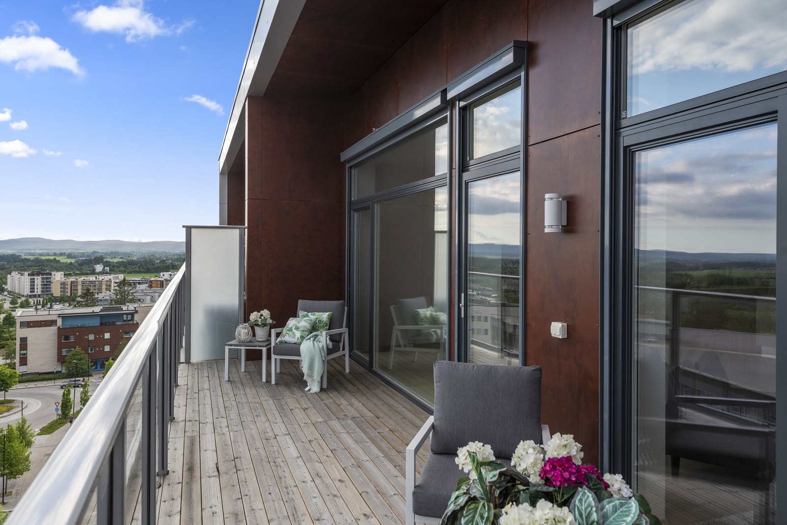 Balkongen er delvis overbygd og med plass for flere sittegrupper Galleribilde