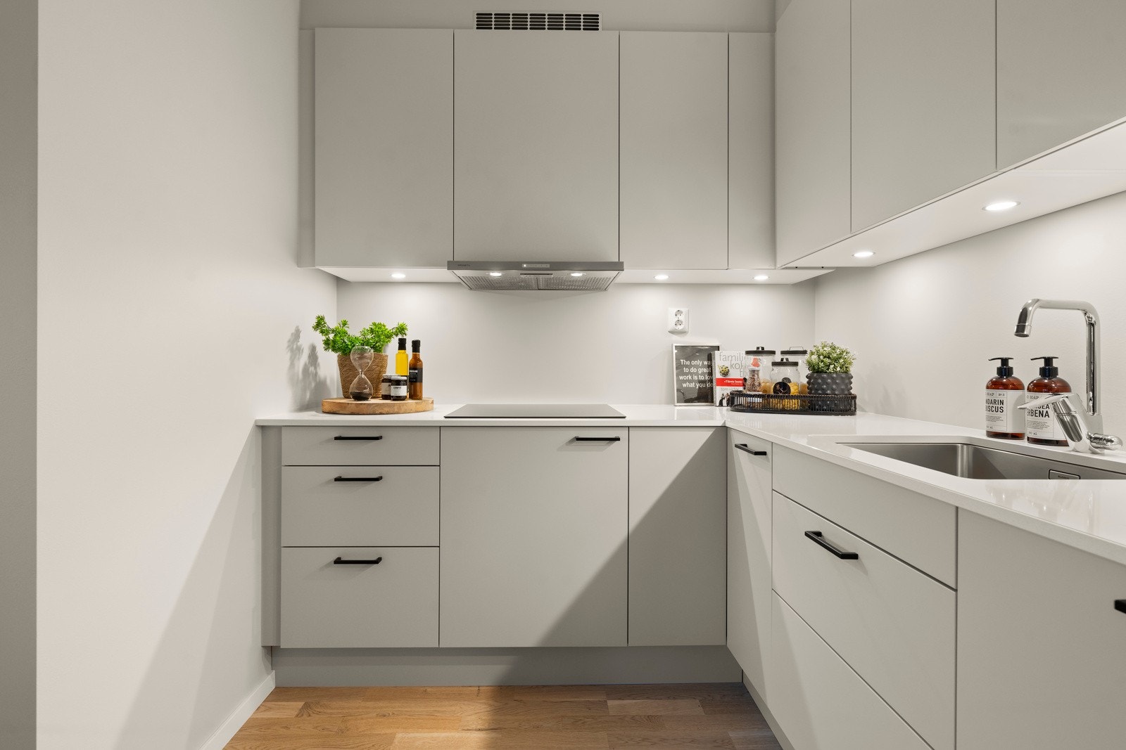 Kjøkkenet er utstyrt med integrerte hvitevarer som induksjonsplatetopp, stekeovn, oppvaskmaskin og kombiskap. Galleribilde