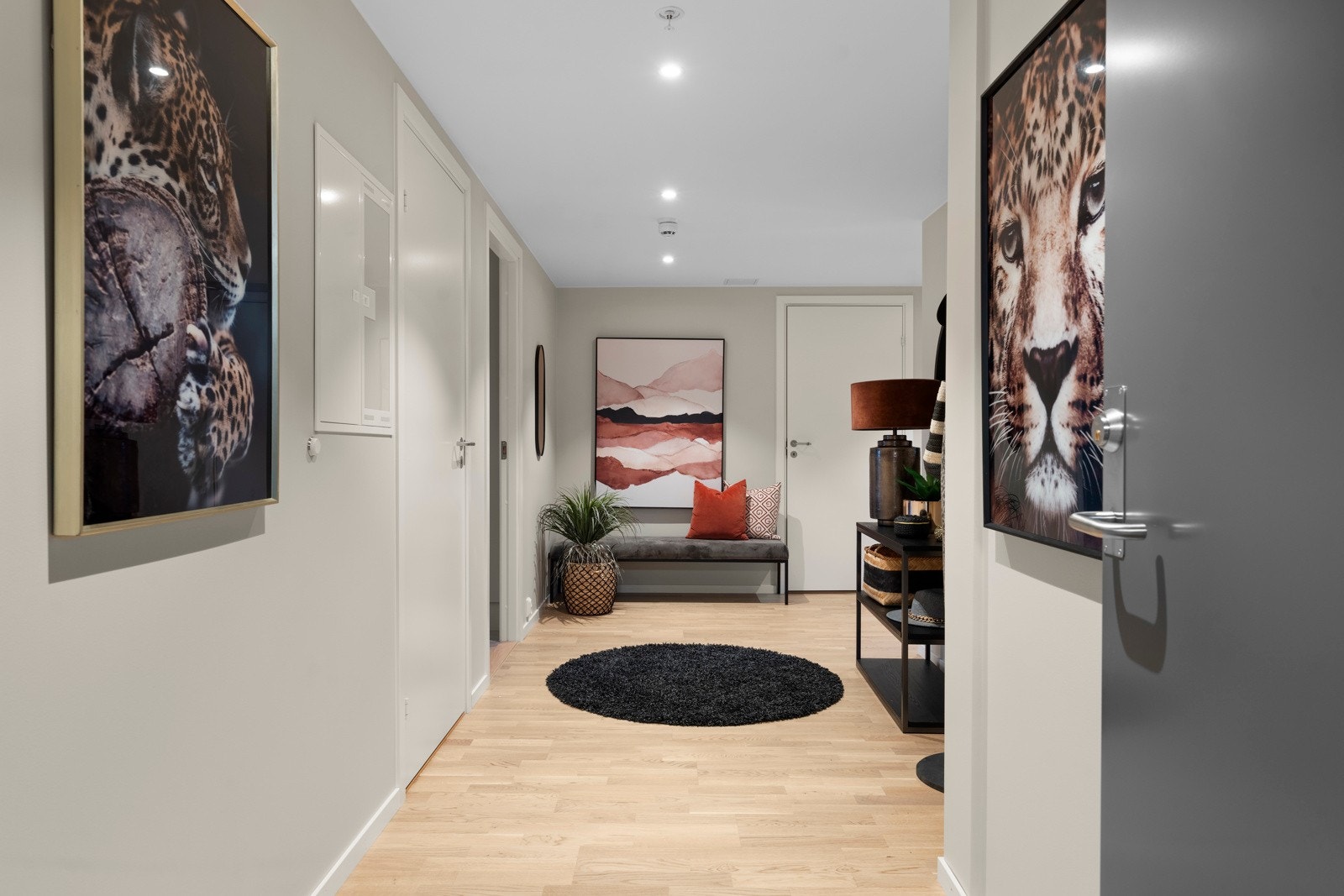 Leiligheten har blant annet 3 soverom, 1,5 bad samt 2 boder. Galleribilde