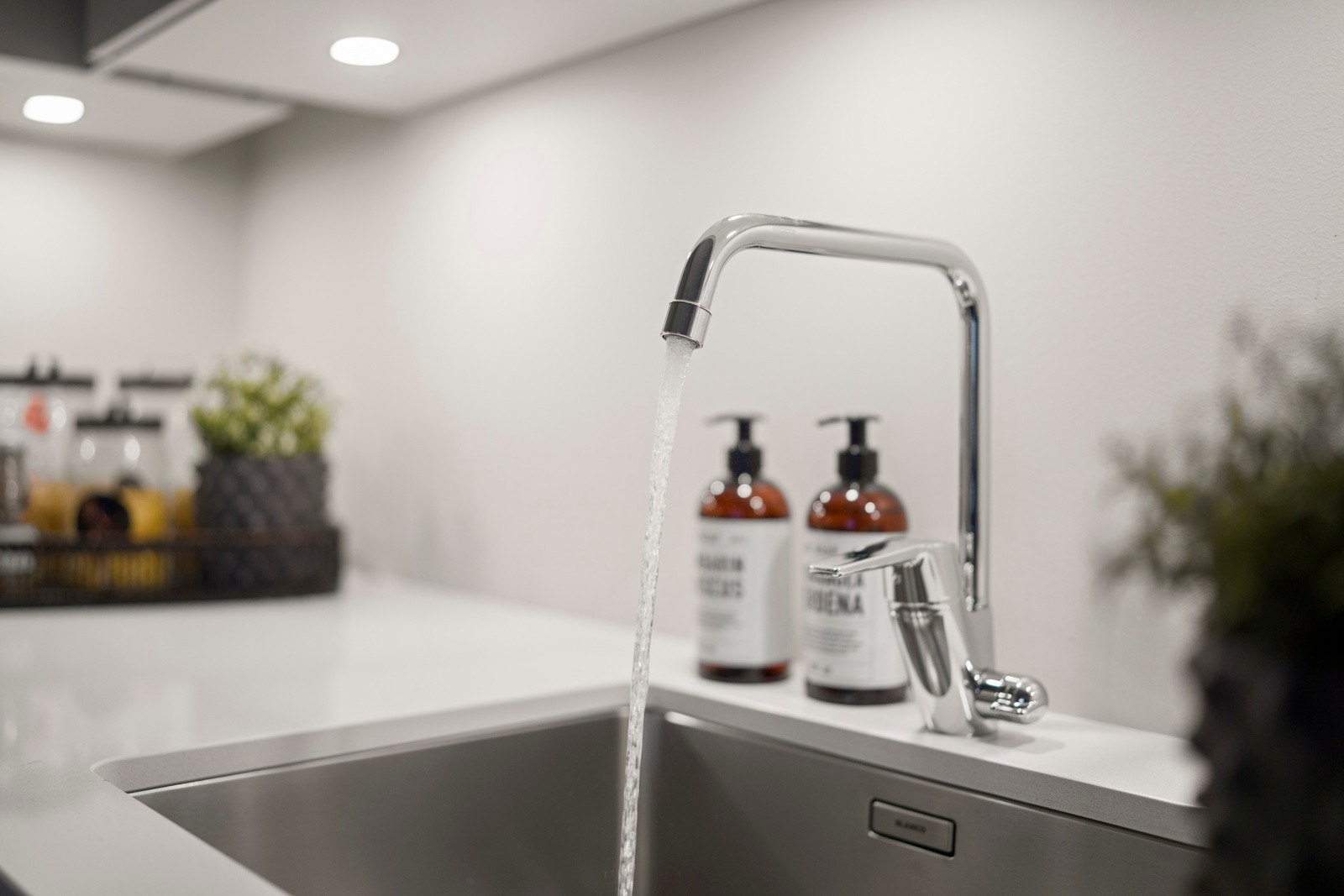 Kjøkkenet er fra Sigdal og har en lys og moderne innredning samt benkeplate fra silestone. Galleribilde