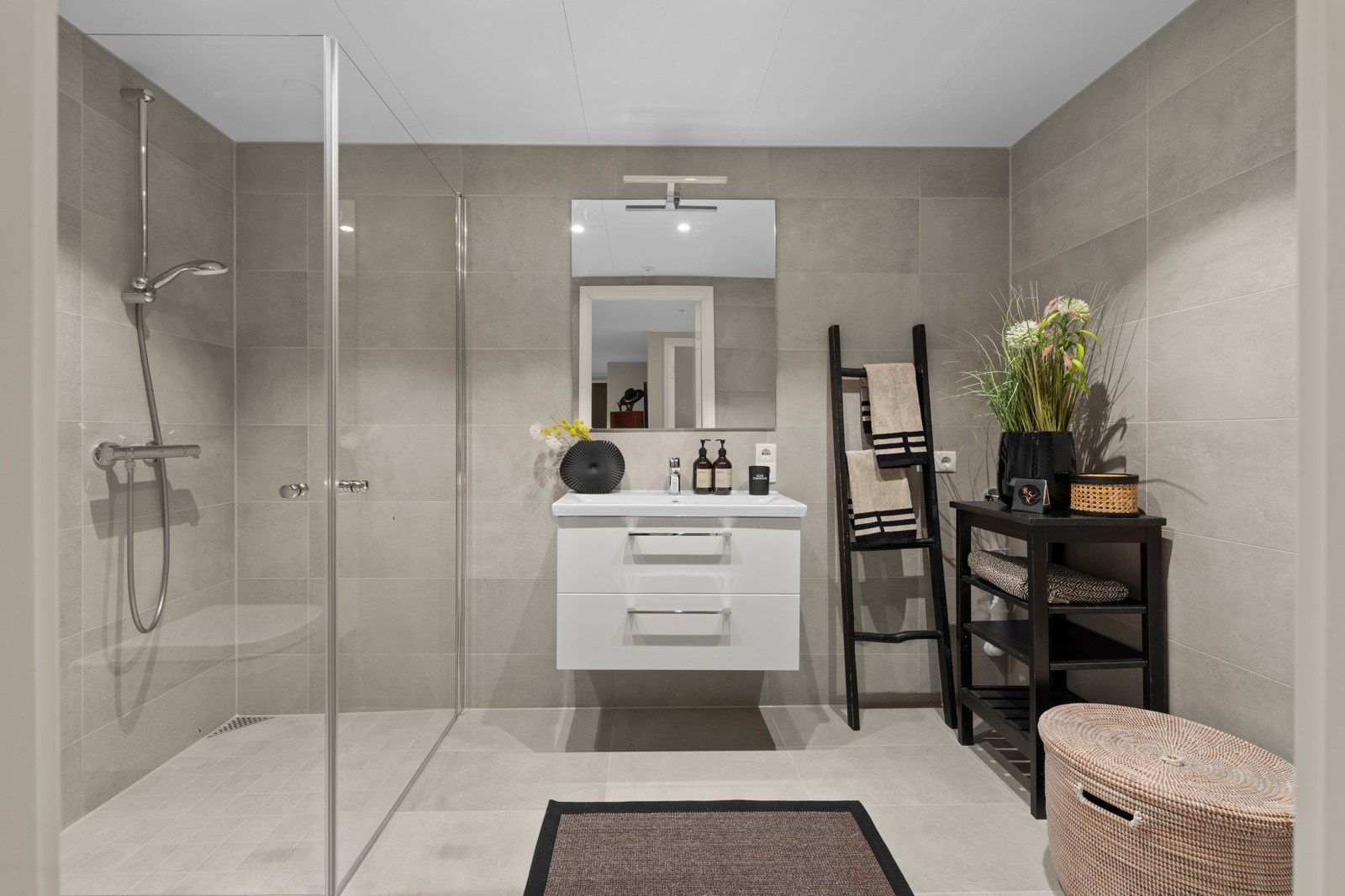 Badet har elektriske varmekabler og opplegg for vaskemaskin. Galleribilde