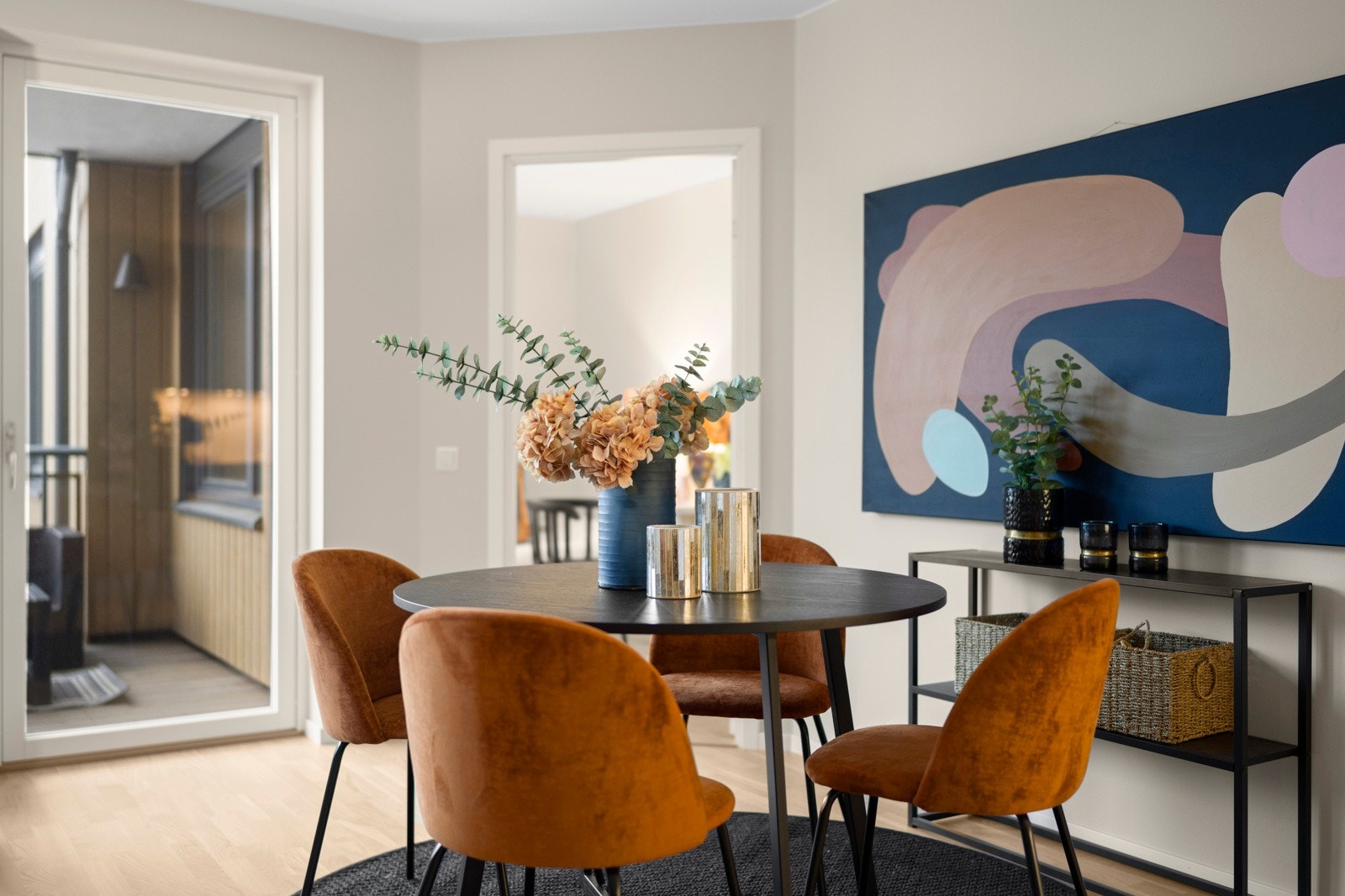 Stuen og kjøkkenet ligger i åpen løsning. Galleribilde