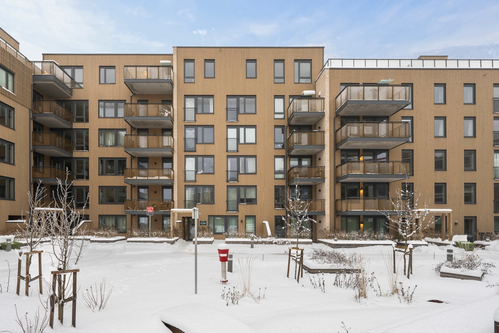 Leiligheten ligger i byggets tredje etasje og det er heis til alle etasjer. Galleribilde