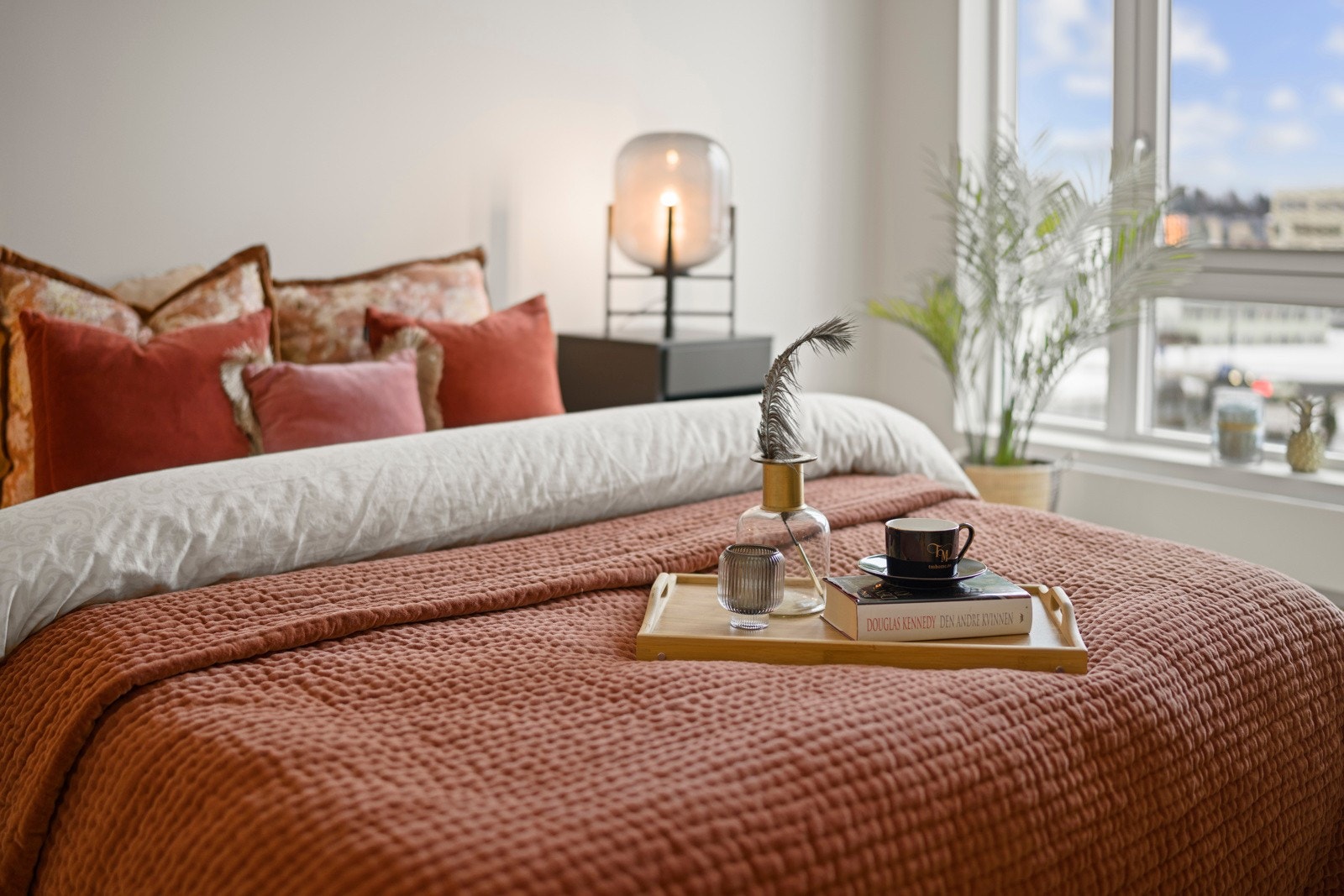 Hovedsoverommet har plass til dobbeltseng, garderobe samt andre møblement. Galleribilde