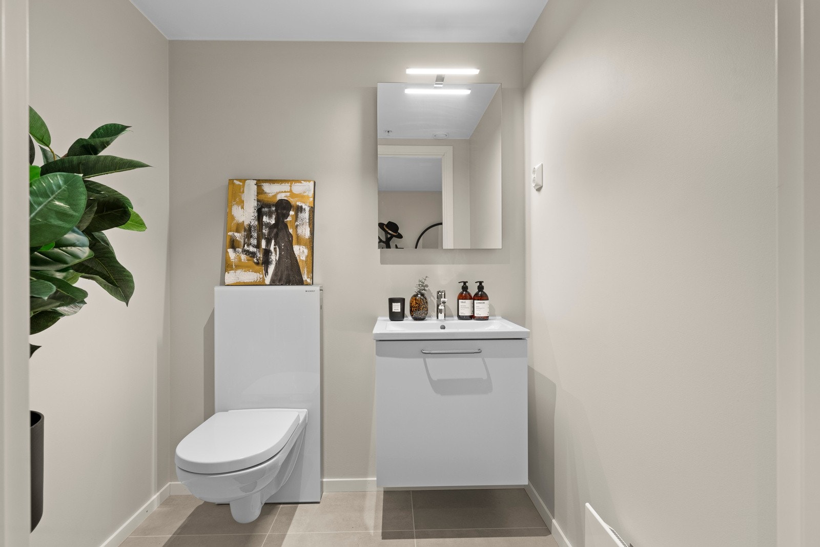 I tilknytning til entreen ligger det praktisk toalettrom samt bad/vaskerom. Galleribilde