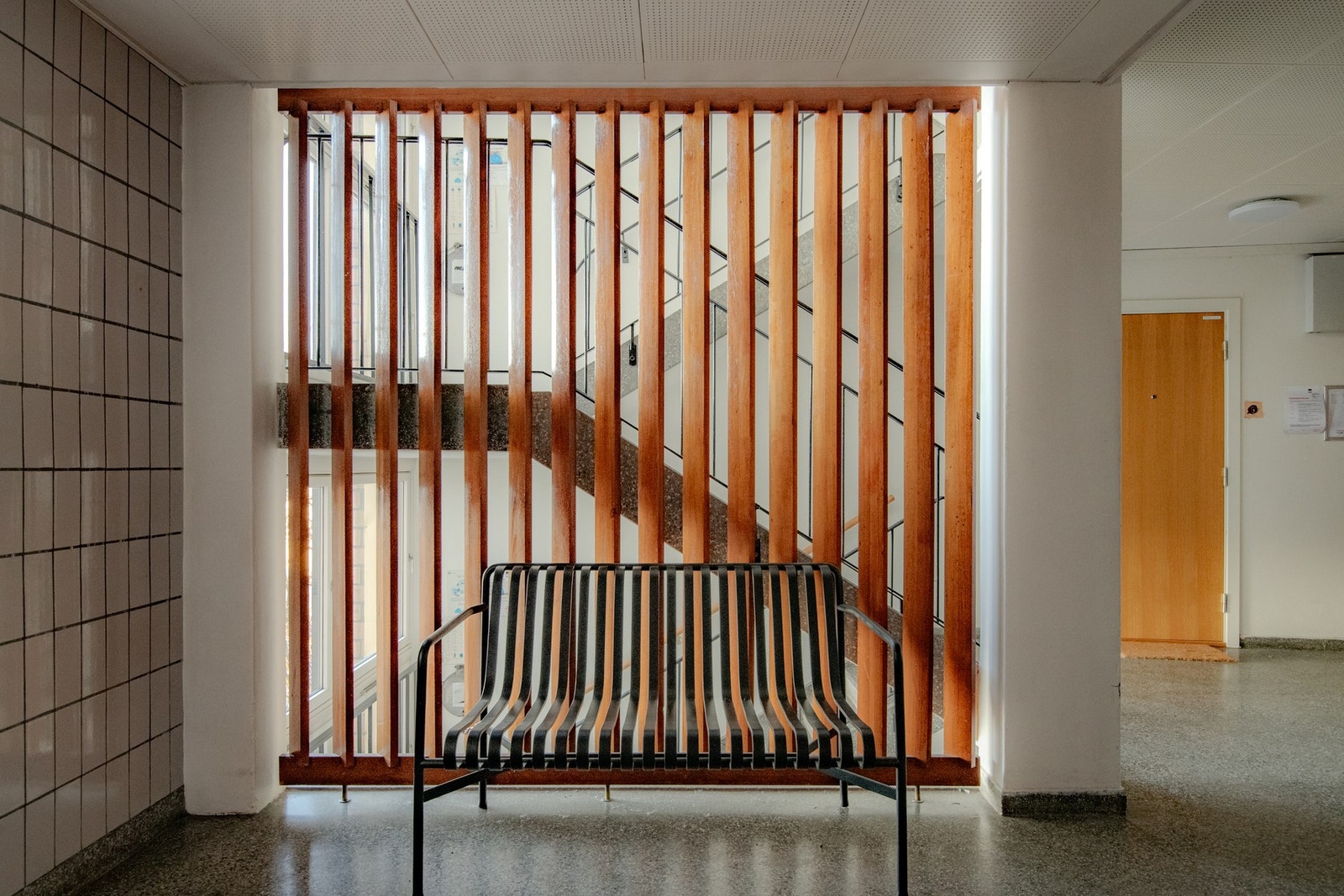 Byggets arkitektur og fellesarealer er et flott skue i hverdagen. Galleribilde