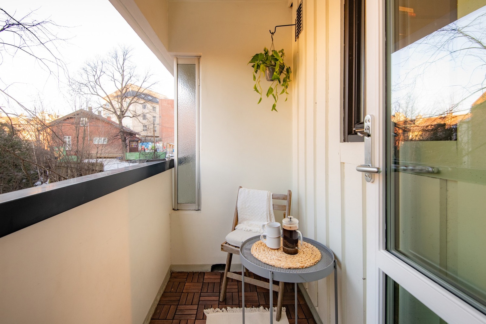 Nordvestvendt balkong - perfekt for ettermiddagssolen, med nye, stilrene gulvplater Galleribilde