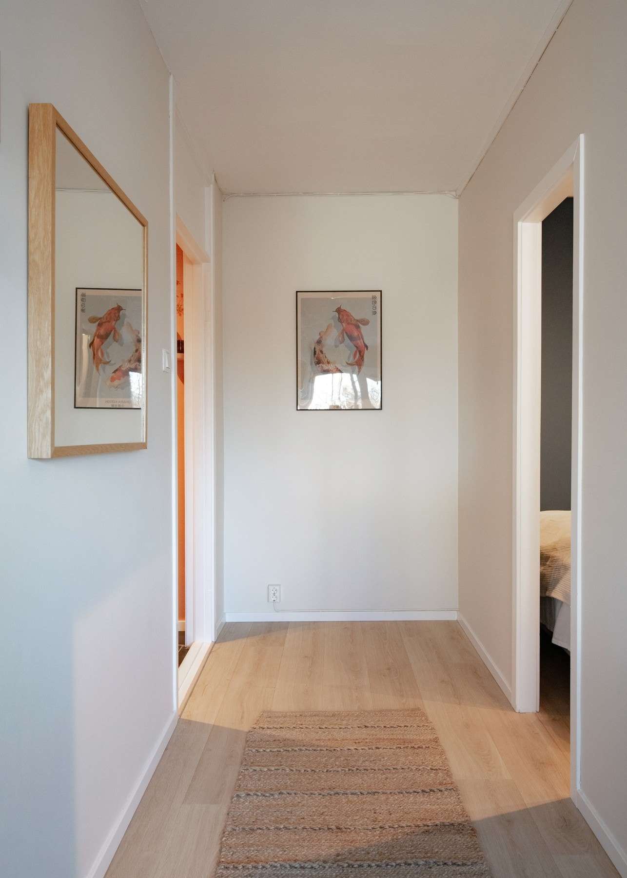 Smart og funksjonell gangløsning med adkomst til bad og sovealkove Galleribilde